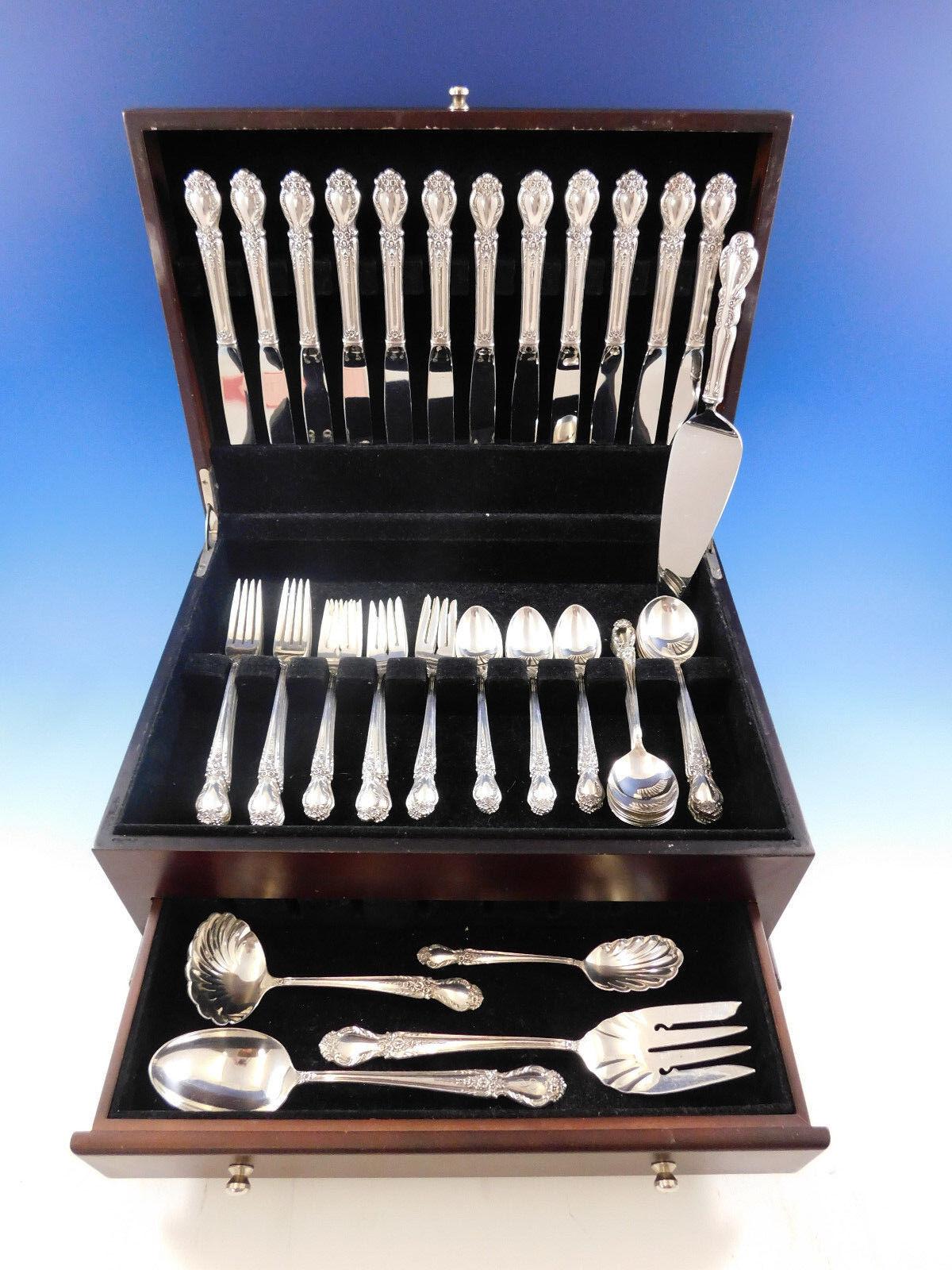 Precioso juego de cubiertos Brocado de International Silver, 65 piezas. Este juego incluye:

12 cuchillos, 9 1/4
12 Horquillas, 7 1/4
12 tenedores para ensalada, 6 1/2
12 cucharillas, 6
12 Cucharas para sopa de nata, 6 1/2
1 Cucharón para salsa,