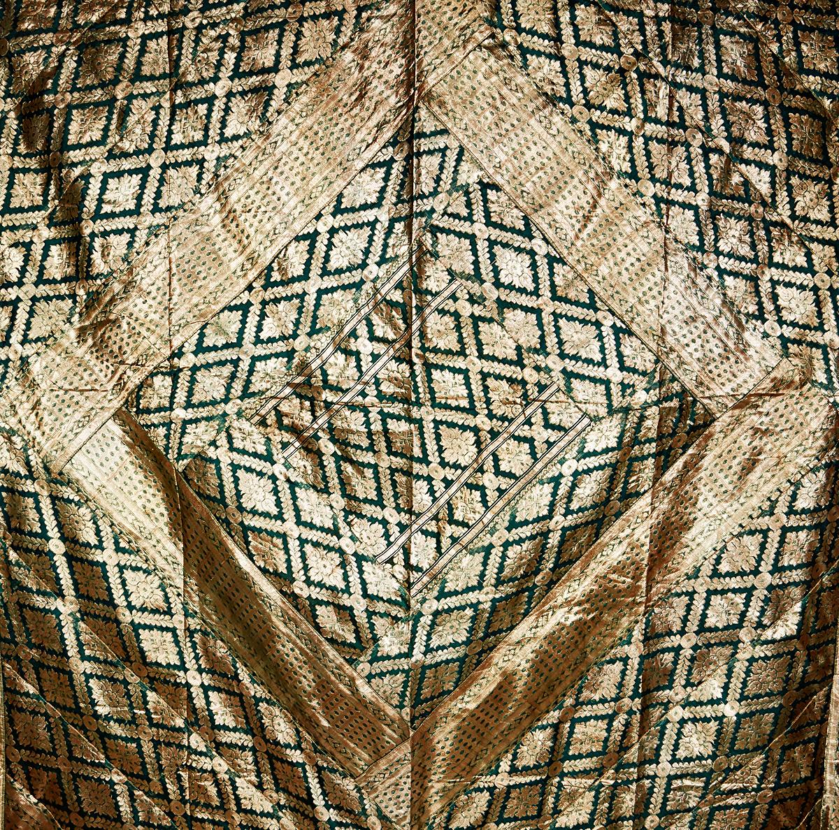 Bangladeschische Quilts, die als Kantha bekannt sind, bestehen aus zwei bis drei Stoffstücken, die mit dekorativen Stickstichen zusammengenäht werden. Sie sind meist aus Saris gefertigt und werden hauptsächlich als Bettzeug verwendet, können aber