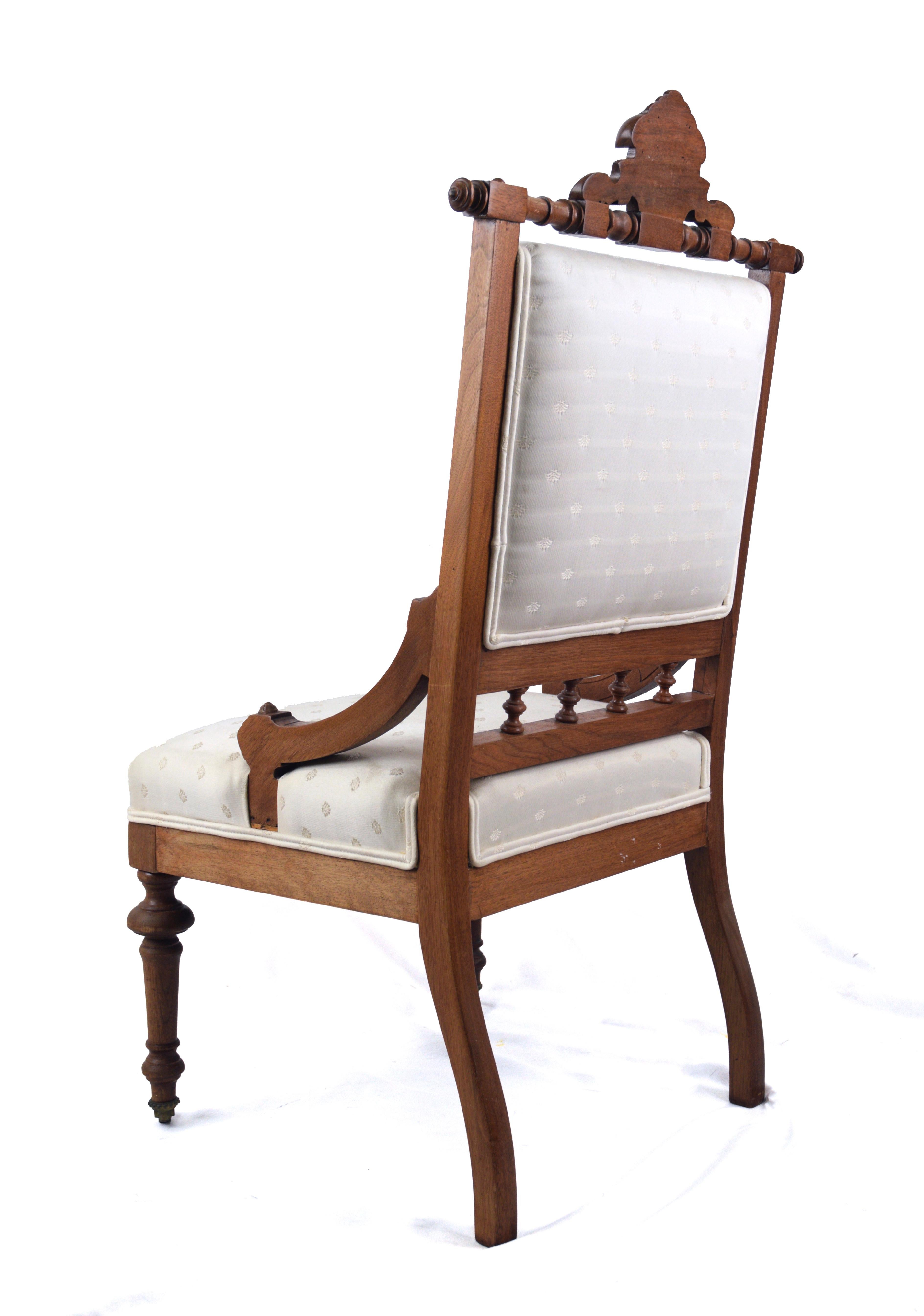 Américain Chaise de salon Eastlake tapissée de brocart avec roulettes en vente