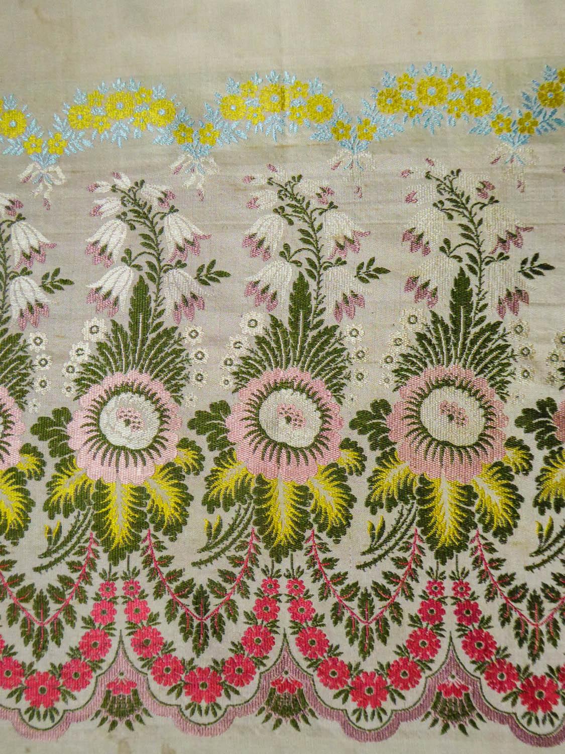 A Lampas Brocaded Silk Scarf - Spitalfield Manufacture England Circa 1820-1840 2