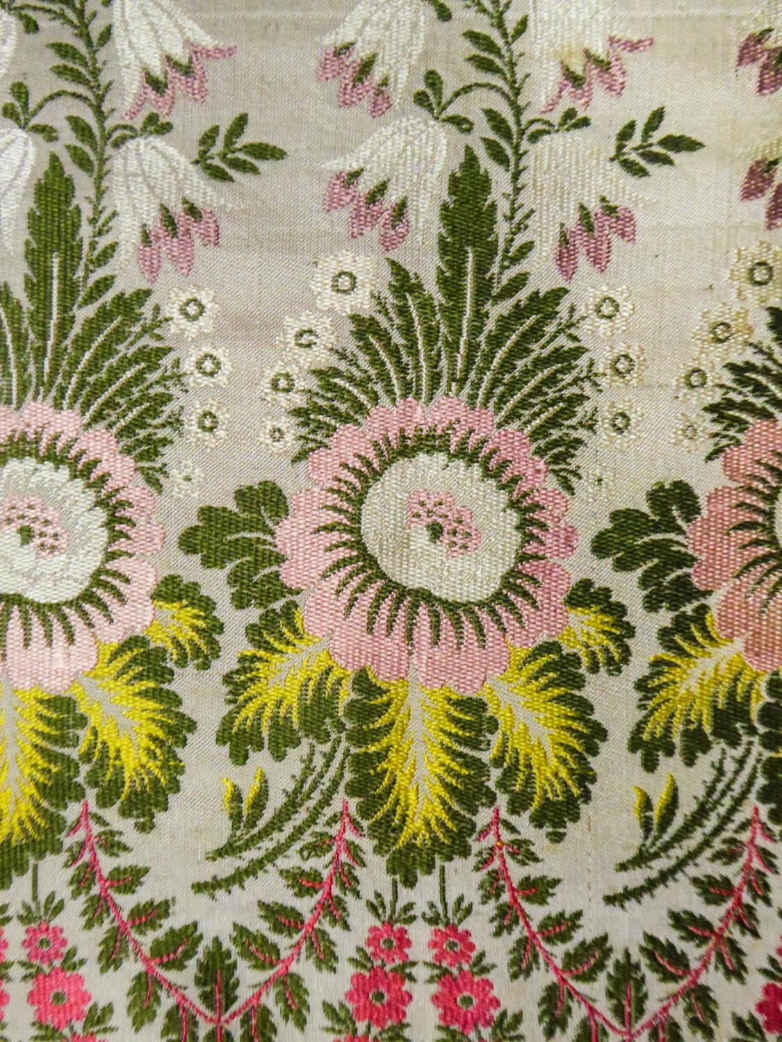 A Lampas Brocaded Silk Scarf - Spitalfield Manufacture England Circa 1820-1840 3