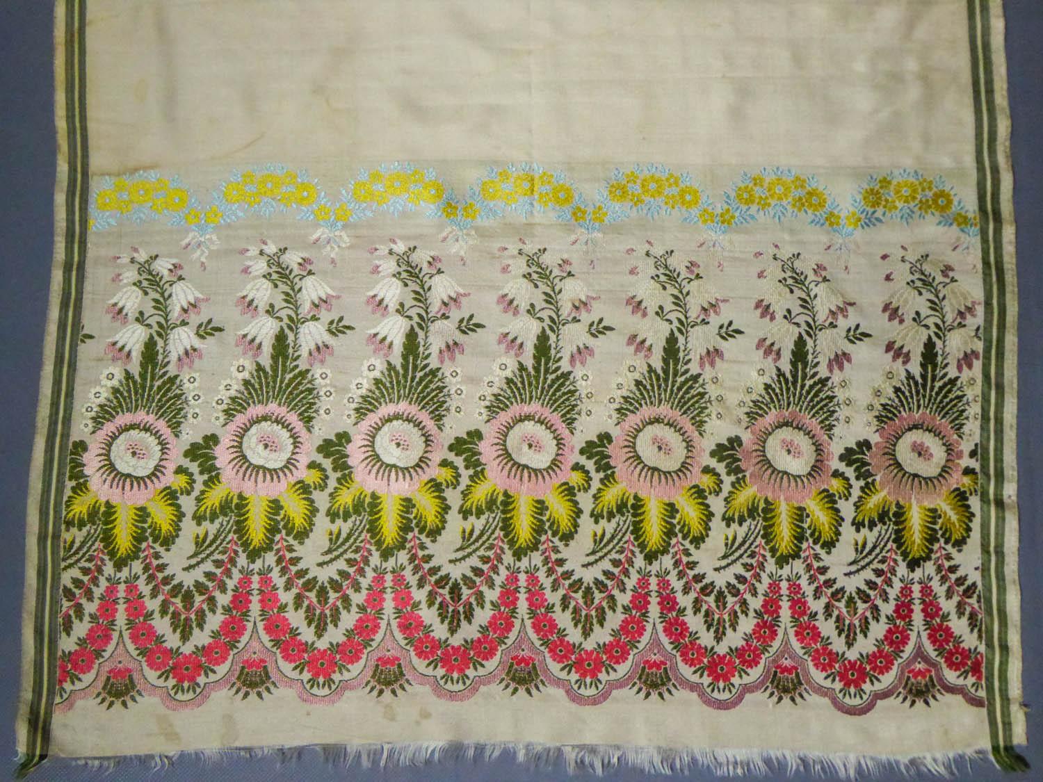 A Lampas Brocaded Silk Scarf - Spitalfield Manufacture England Circa 1820-1840 In Good Condition In Toulon, FR