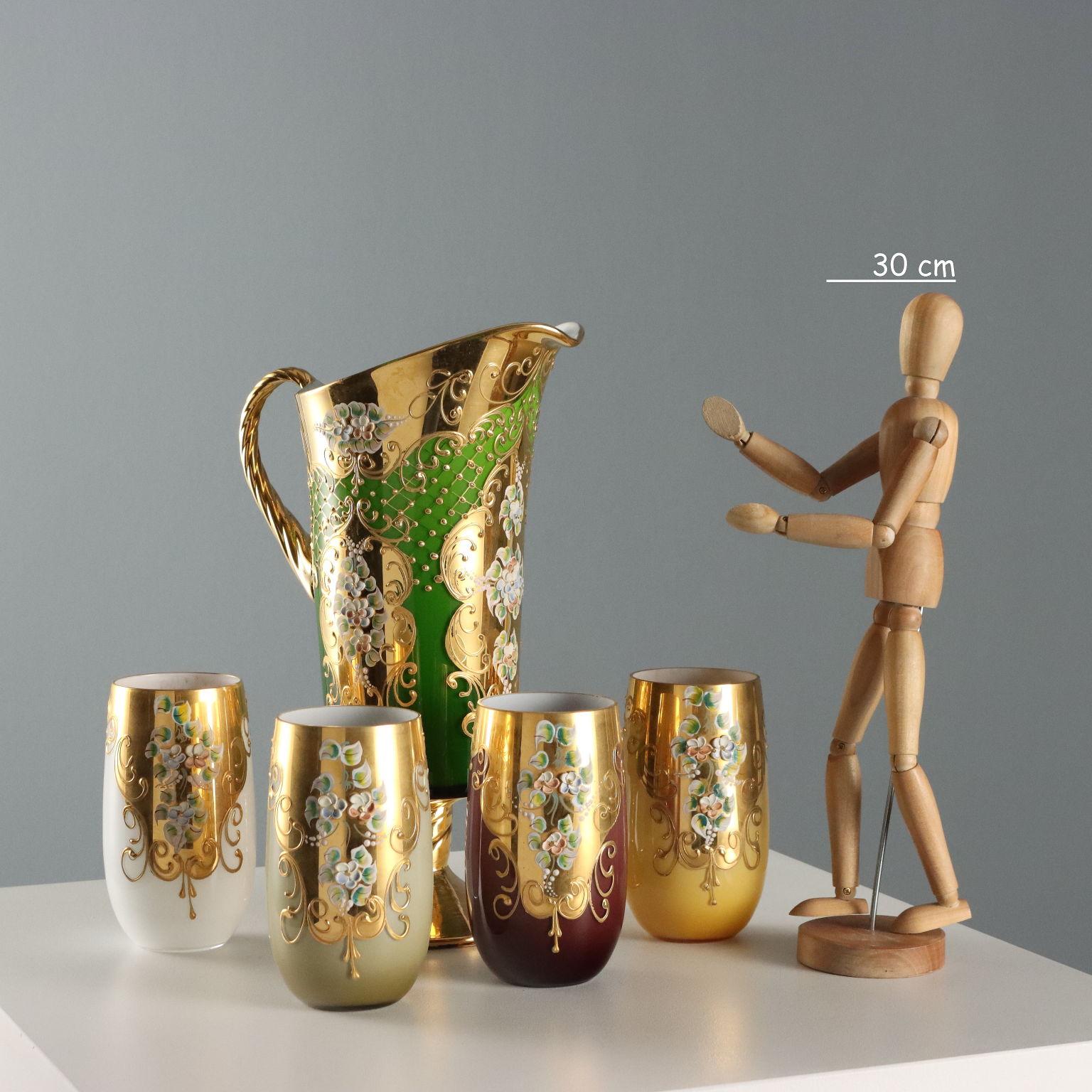 Brocca mit vier Bicchieri in Vetro Policromo mit reizvollen Verzierungen in Oro und Fiori in Pasta di Vetro applicati.