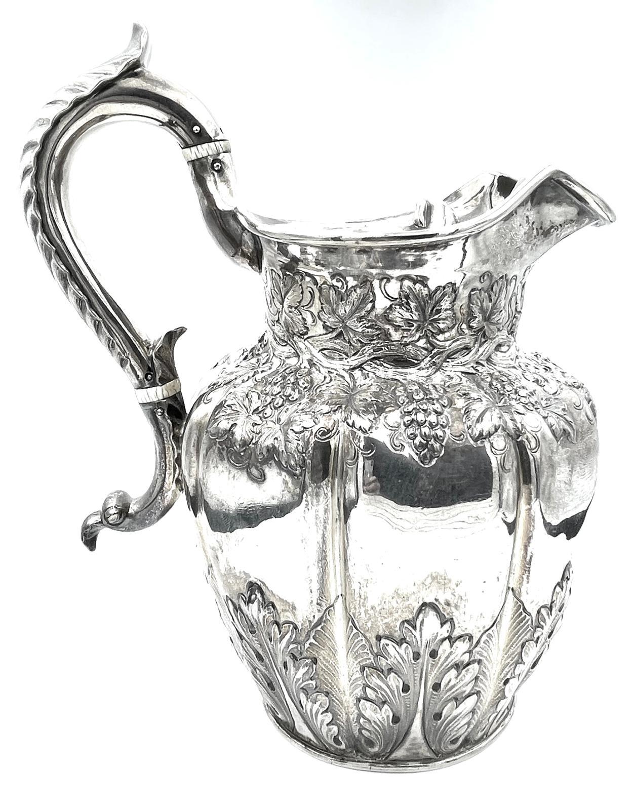 Victorian 925 sterling silver wine pitcher Jonh Tapley London 1837 In Good Condition For Sale In Terni, IT