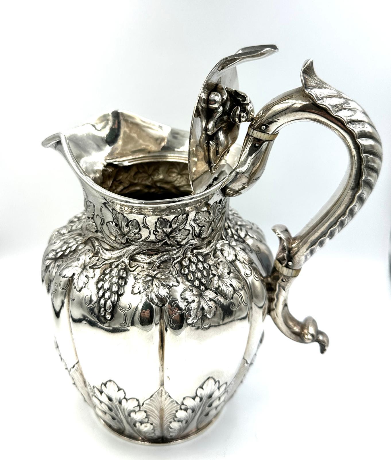 English antique wine pitcher, made in the year 1837 in London by silversmith Jonh Tapley, in solid 925 silver.
The punches shown on the jug are a letter 