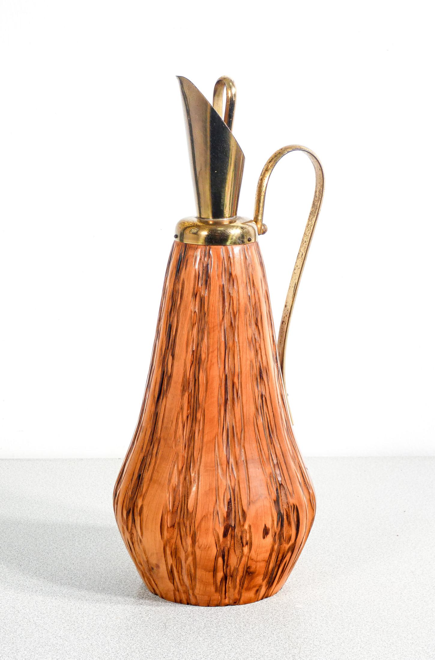 Brocca, design
Aldo TURA
per MACABÒ.
Legno e ottone.

ORIGINE
Italia

PERIODO
Anni 50

DESIGNER
Aldo TURA
(1909-1963)

MARCA
MACABO'

MODELLO
Brocca da tavola

MATERIALI
Legno e ottone

DIMENSIONI
Altezza: 35 cm
Ø 13.5 cm

CONDIZIONI
Il pezzo è in