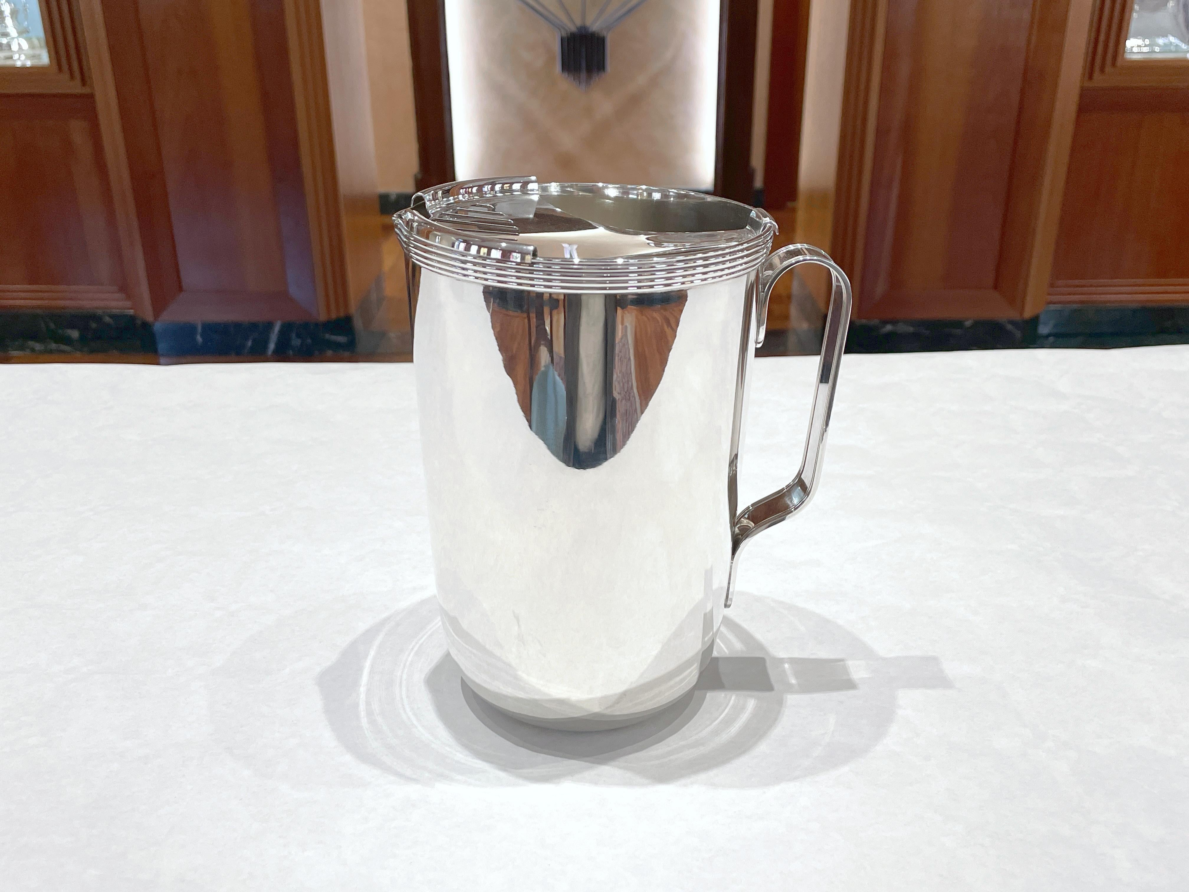 Brocca miscelatrice da barman per cocktail in argento 800/ooo con filtro 
Altezza 18 cm 
Diametro 12 cm
Peso 620 g
Produzione Ricci Alessandria - Italia

Caraffa capiente con filtro, finitura lucida a specchio e dettagli godron sulla parte circolare