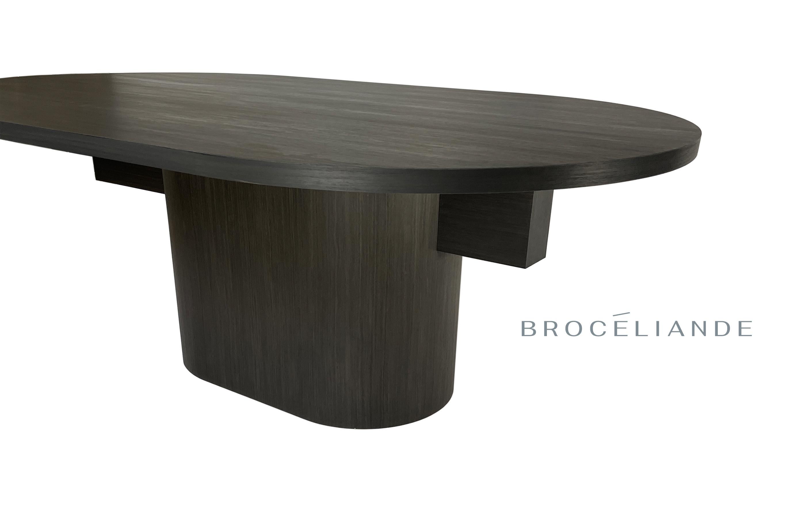 William fête les 27 ans de l'American Minimalist.
Nommé d'après la forêt qui entoure le château du roi Arthur,
l'artiste considère cette table comme une table de paysan moderniste.

La table est proposée dans la finition illustrée, ou dans