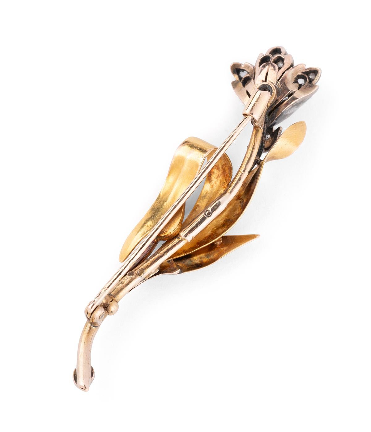 Broche Art nouveau en forme d'iris, en diamants, ou et argent Excellent état - En vente à PARIS, FR