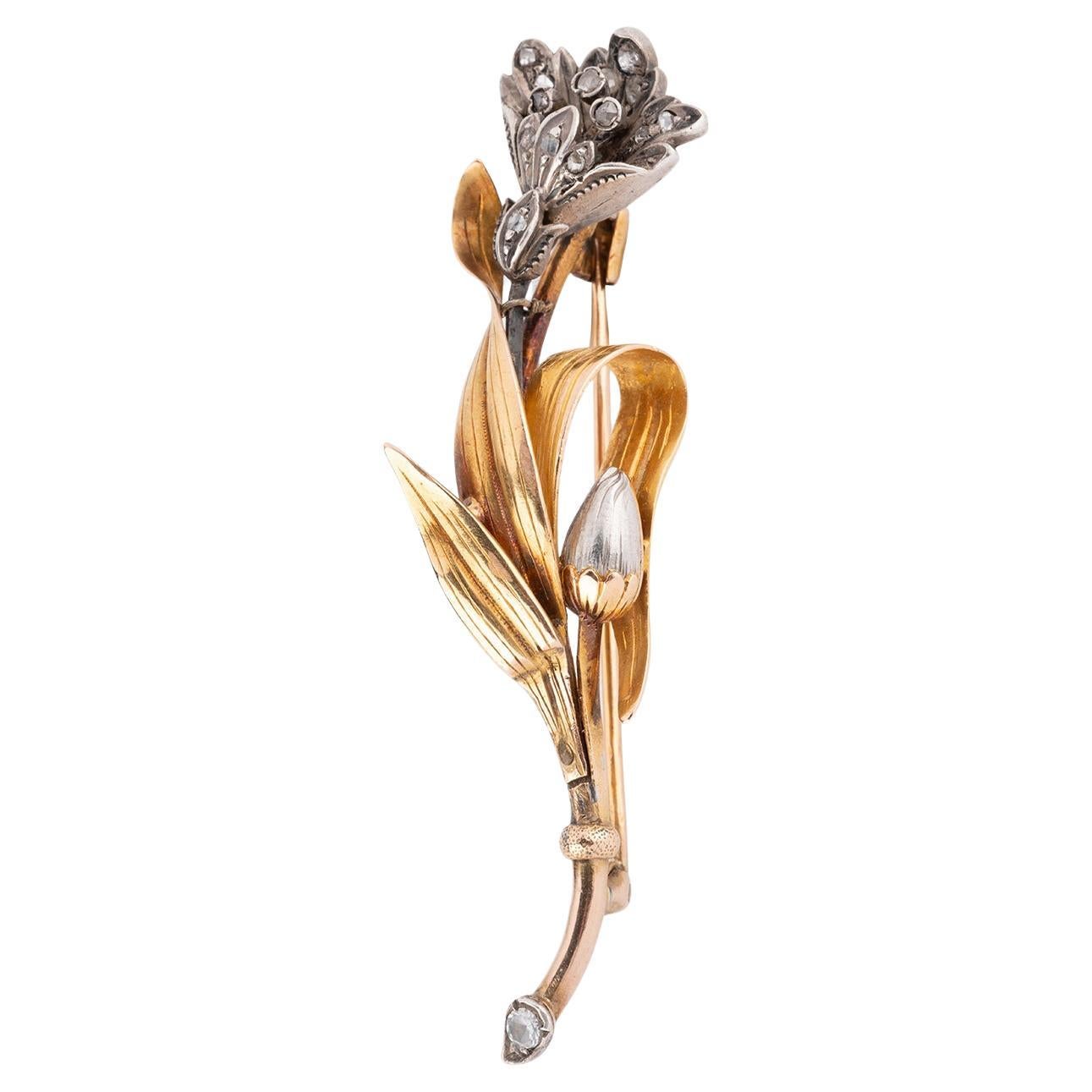 Broche Art nouveau en forme d'iris, en diamants, ou et argent en vente