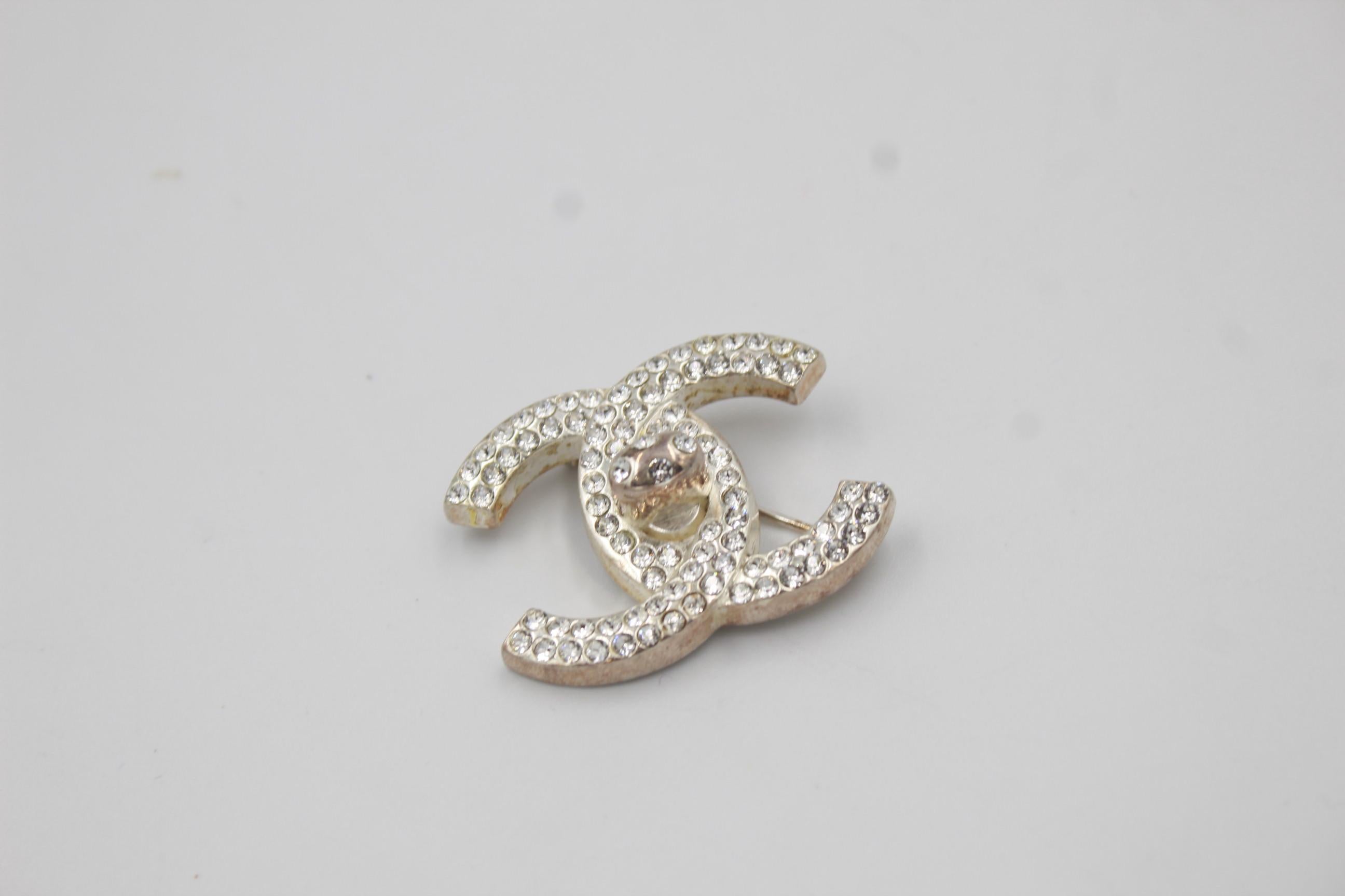 Broche chanel double « C » in strass. In Good Condition For Sale In Paris, FR