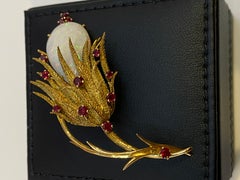 Broche En or 18 Carats Ornée d’une Importante Opale Et De 13 Rubis Vers 1960