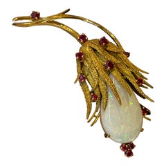 Broche En or 18 Carats Ornée d'une Importante Opale Et De 13 Rubis Vers 1960