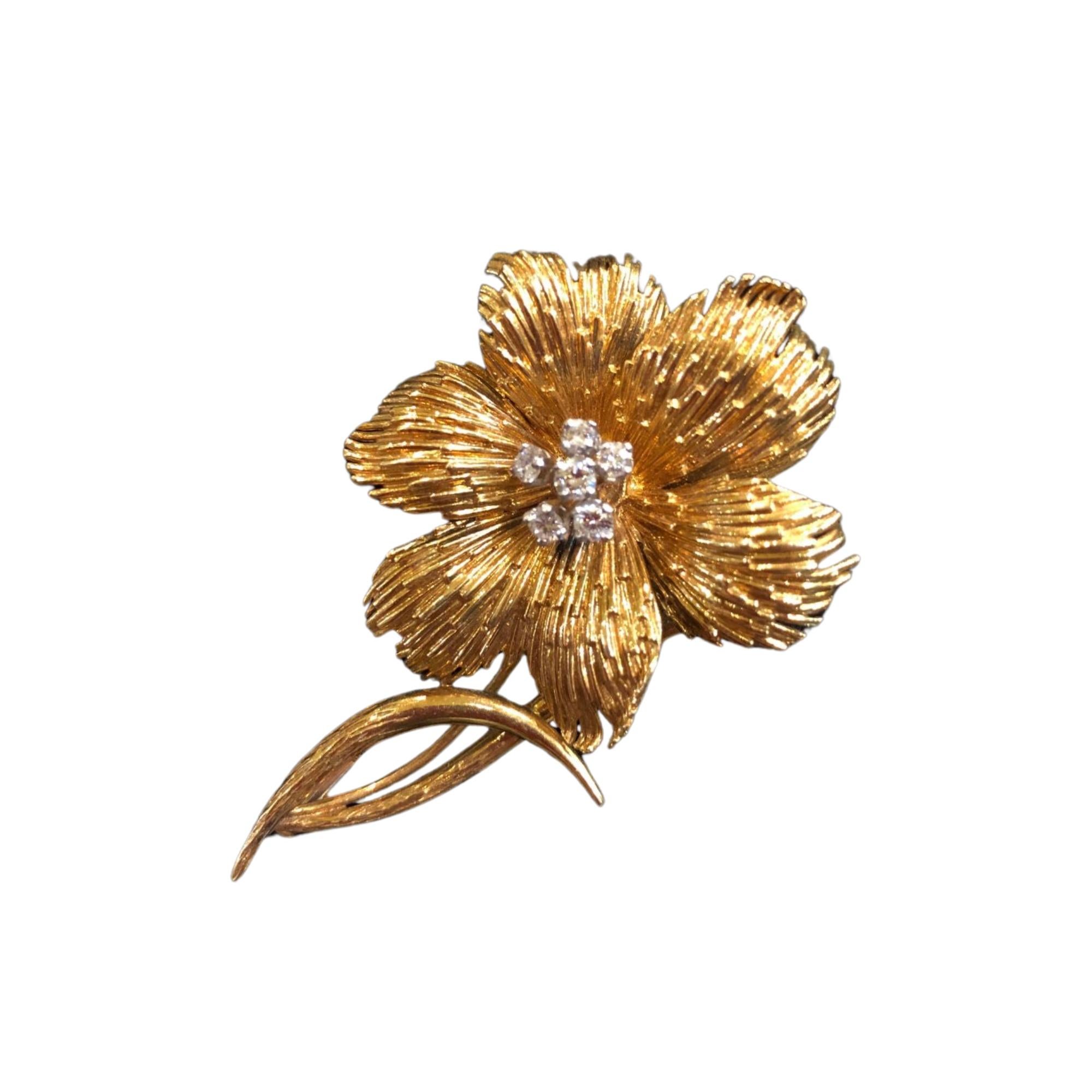 Women's or Men's Broche Fleur de Diamants en or jaune et diamants For Sale