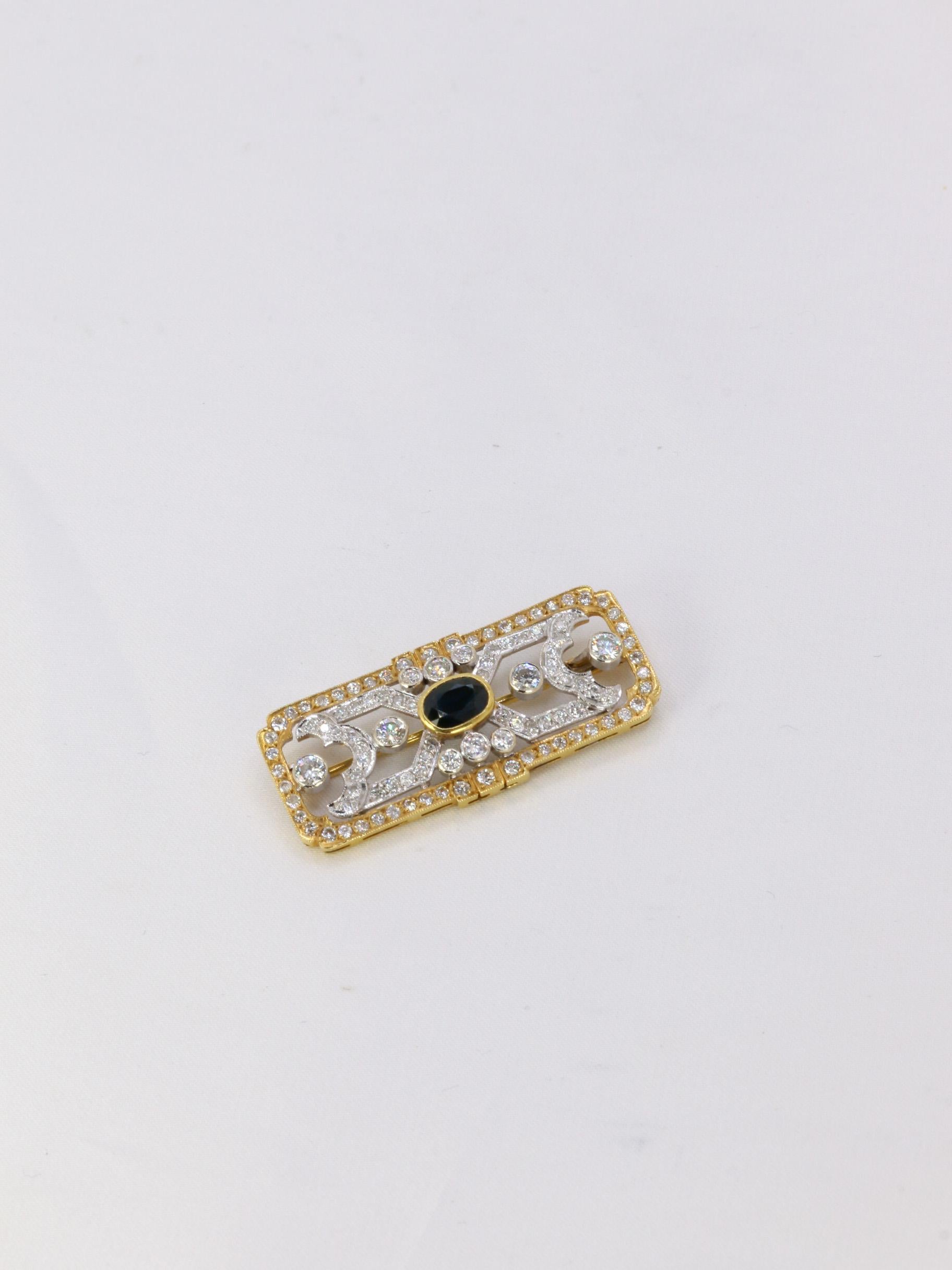 Ovale Broche-Plakette en or, Diamanten et Saphir 

Eine Brosche in 18k (750°/°°) im Art-Déco-Stil. Die Brosche ist mit symmetrischen Diamantenmotiven von ca. 1,5 Karat verziert und mit brillanten Diamanten von insgesamt ca. 0,5 Karat besetzt. In der