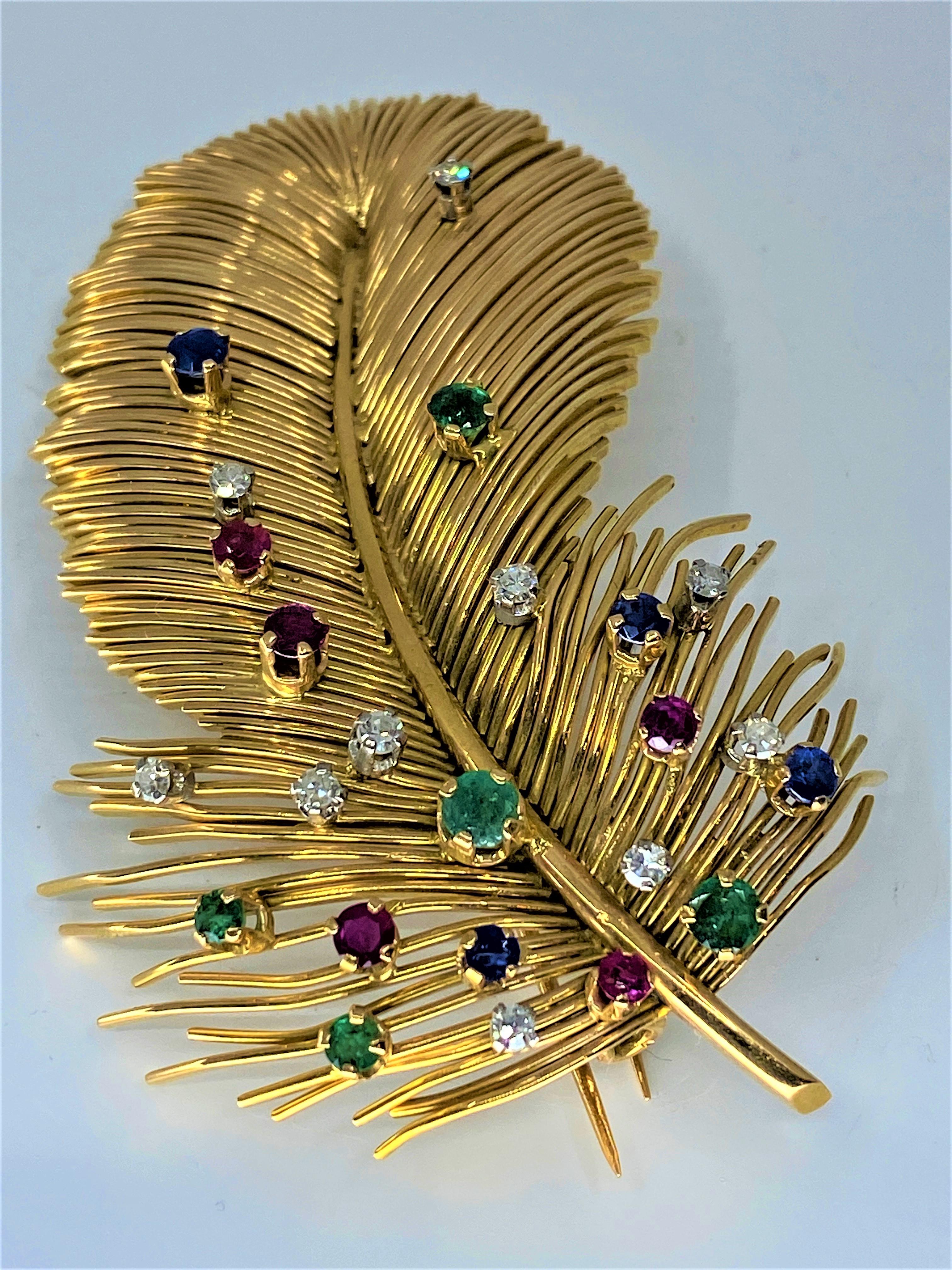Rétro Broche plume en or 18 Carats ornée d'émeraudes, Diamants, saphirs et rubis  en vente