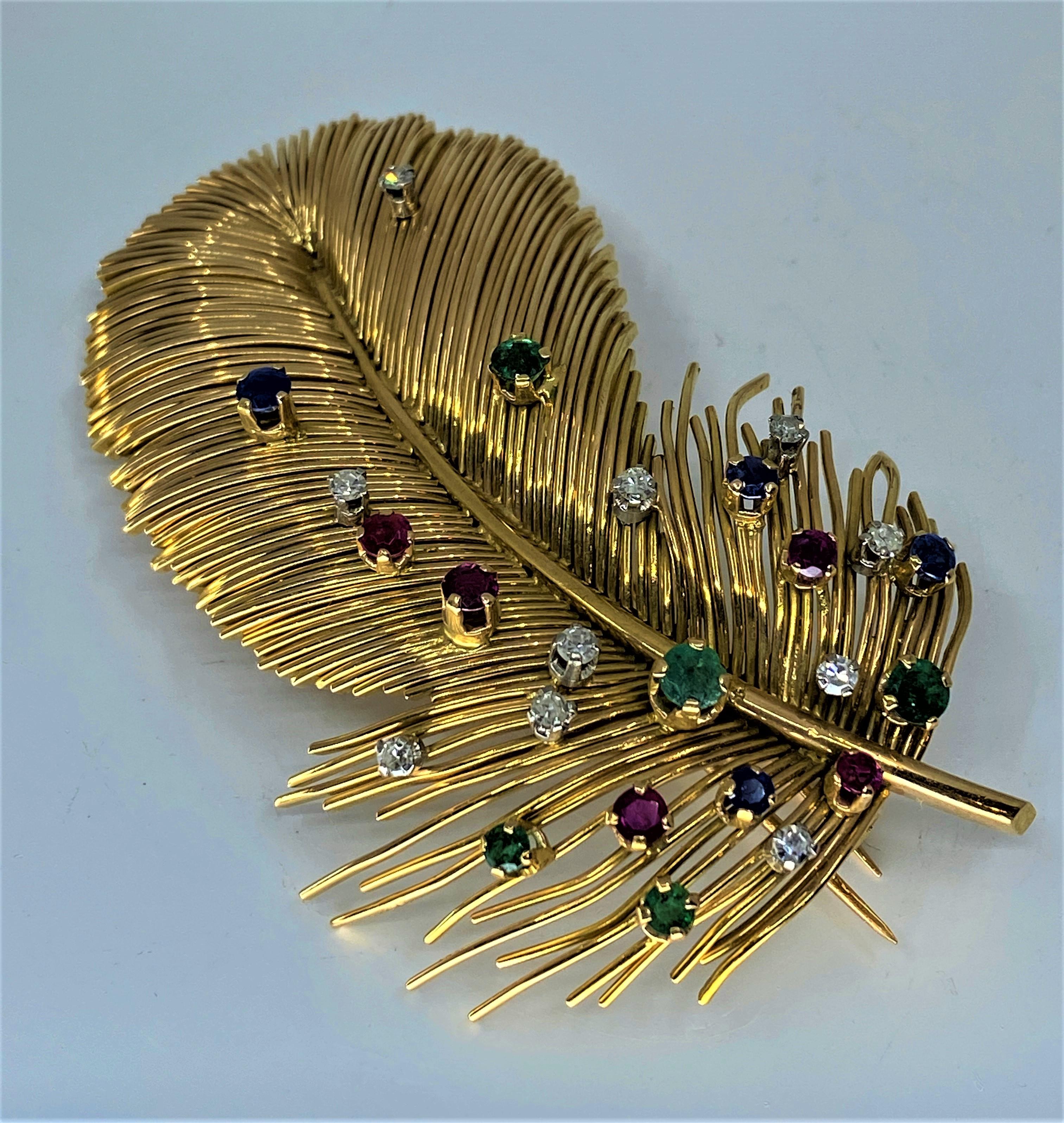 Taille ronde Broche plume en or 18 Carats ornée d'émeraudes, Diamants, saphirs et rubis  en vente