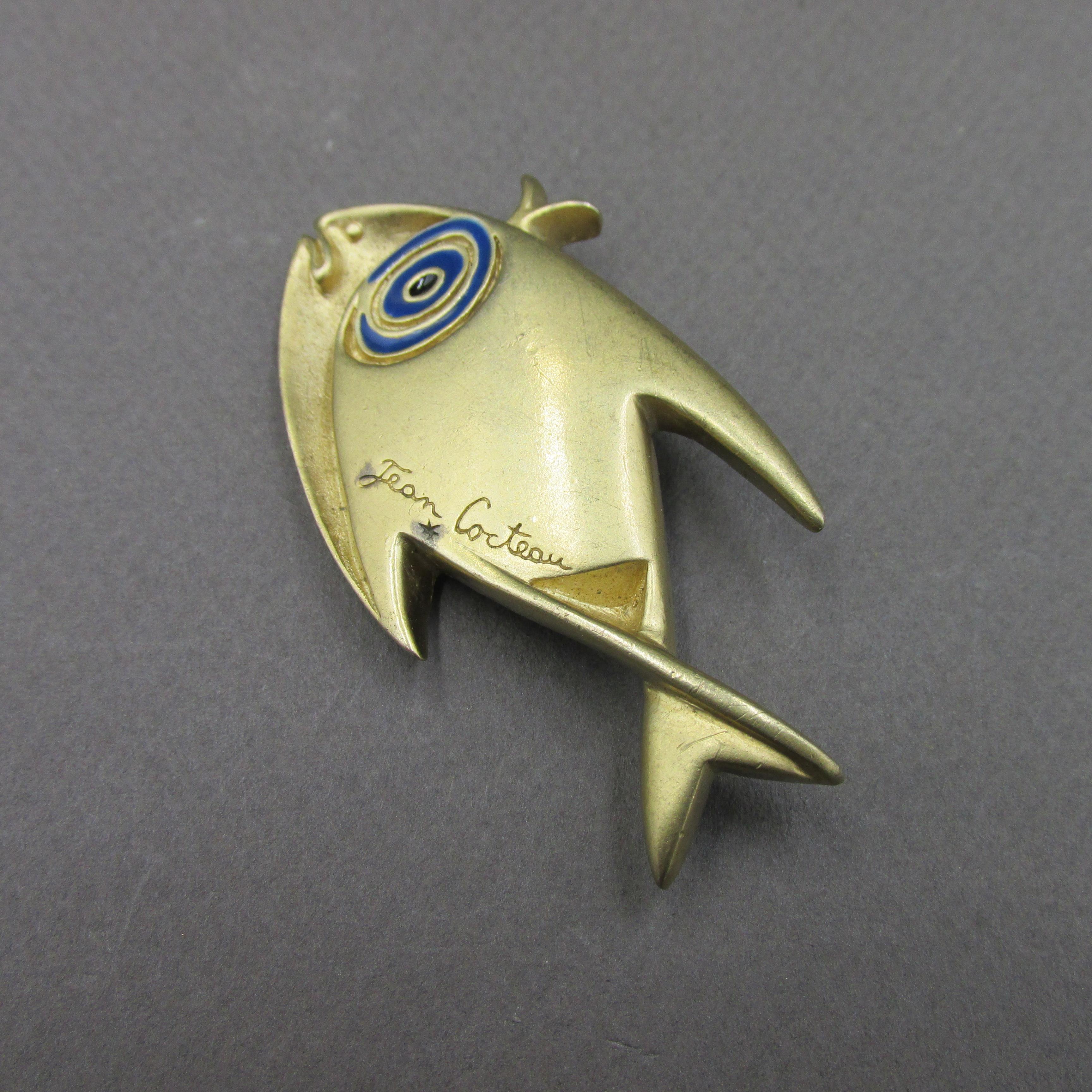 Broche poisson de Jean Cocteau produite par le Comité Jean Cocteau en 1997 .
Elle est réalisée en métal doré et émail bleu .
Très bon état .

Dimensions : 

Hauteur : 6 cm
Largeur : 3 cm 

Poids : 25,40 gr 

Envoi soigné avec numéro de suivi et