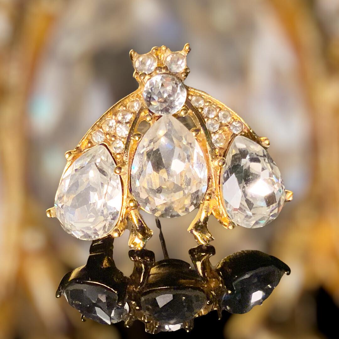 Broche vintage Christian Dior, En parfait état vintage. Swarovski et métal doré. c’est une très belle pièce  un must have avoir de la marque 

