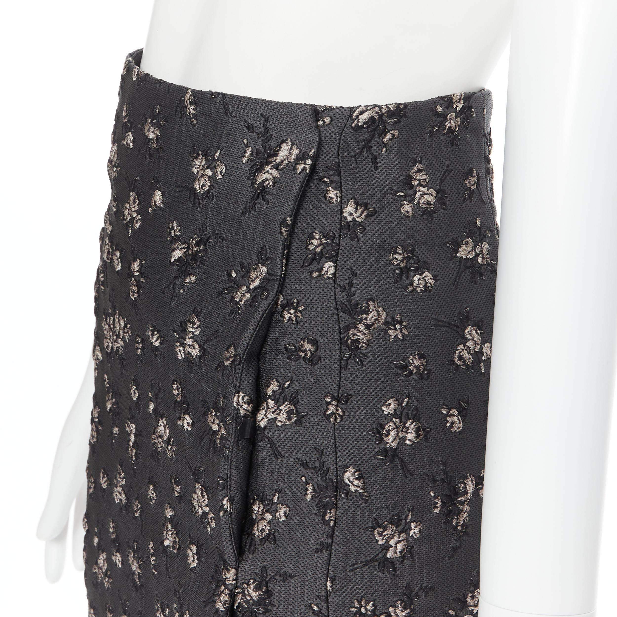 BROCK COLLECTION grey floral cloque front dart knee length pencil skirt Us0 XS 
Reference: LNKO/A01753 
Brand: Brock Collection 
Material: Polyester 
Color: Grey 
Pattern: Floral 
Closure: Zip Extra 
Detail: Fold over front closure. Front slit.