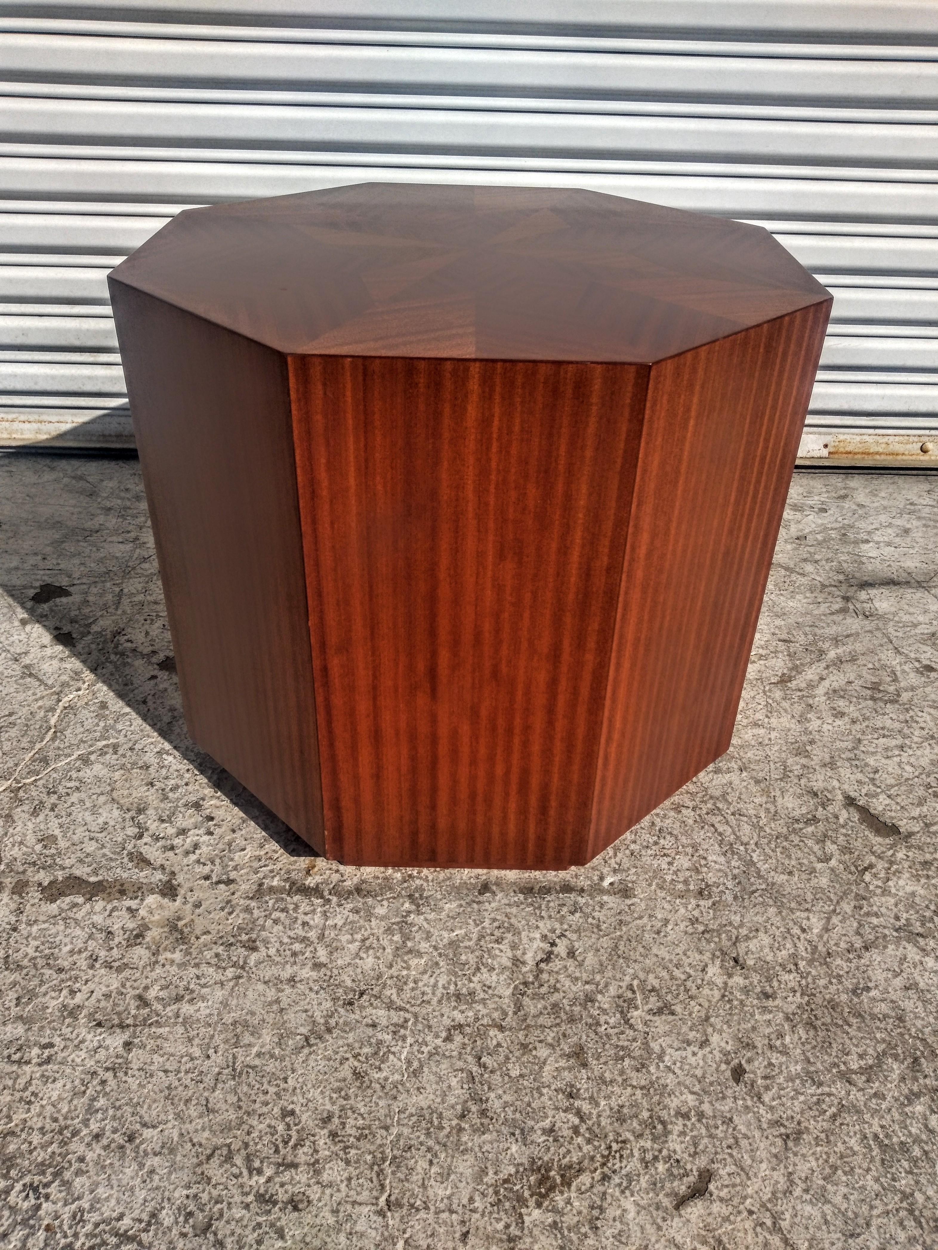 Mid-Century Modern Table d'appoint Brockstein en acajou à ruban octogonal en vente
