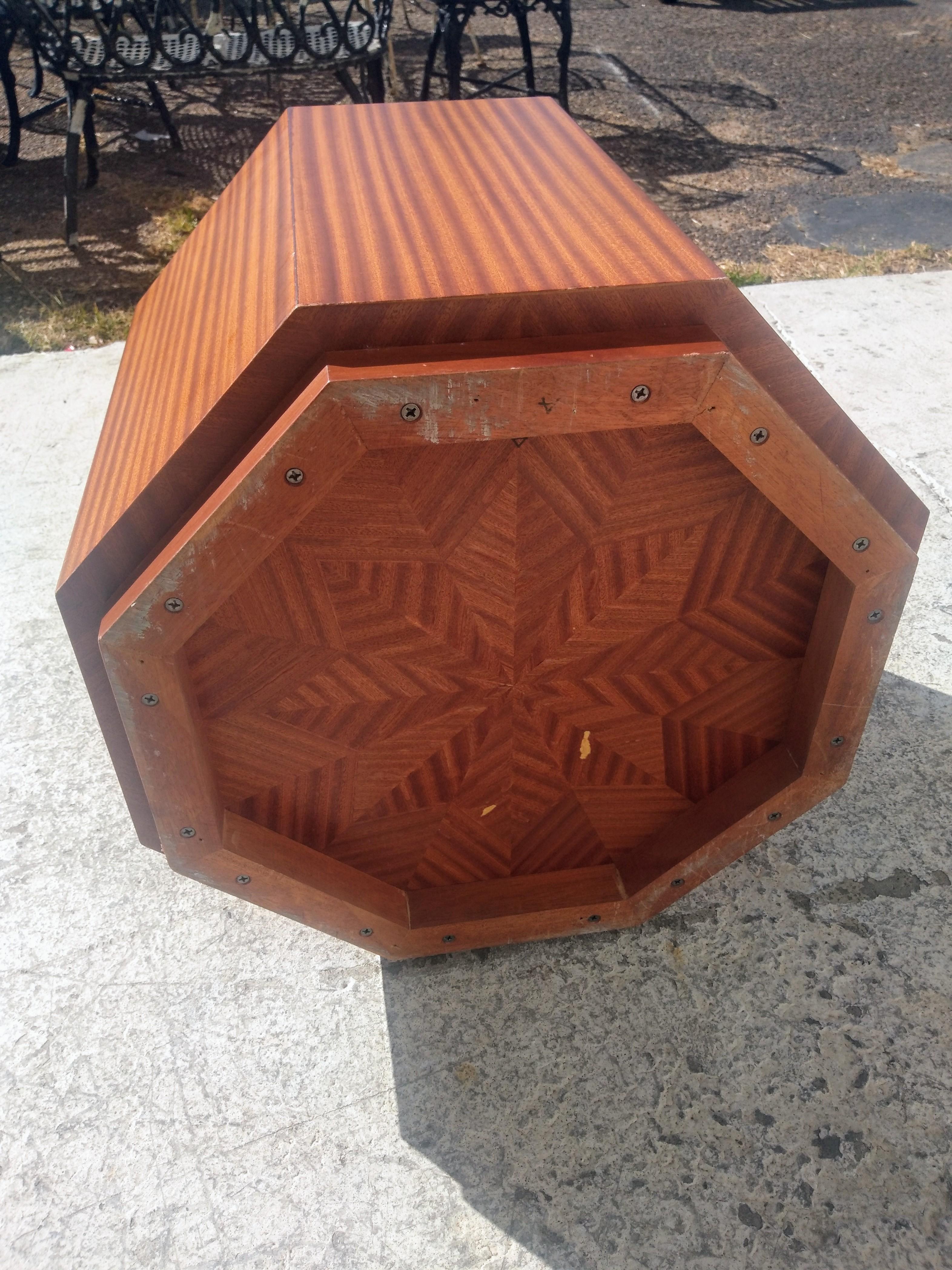 Table d'appoint Brockstein en acajou à ruban octogonal Bon état - En vente à Pasadena, TX