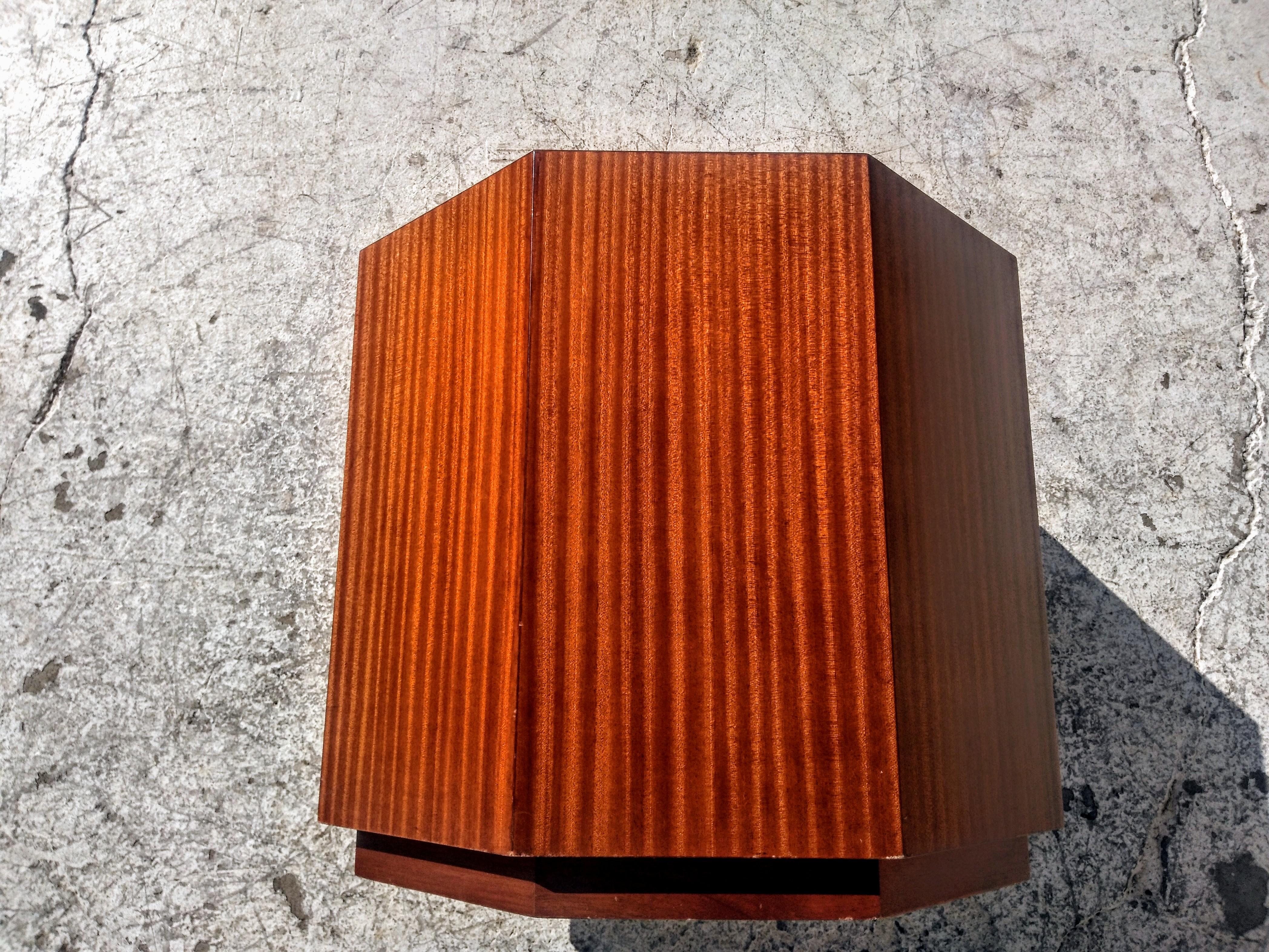 20ième siècle Table d'appoint Brockstein en acajou à ruban octogonal en vente