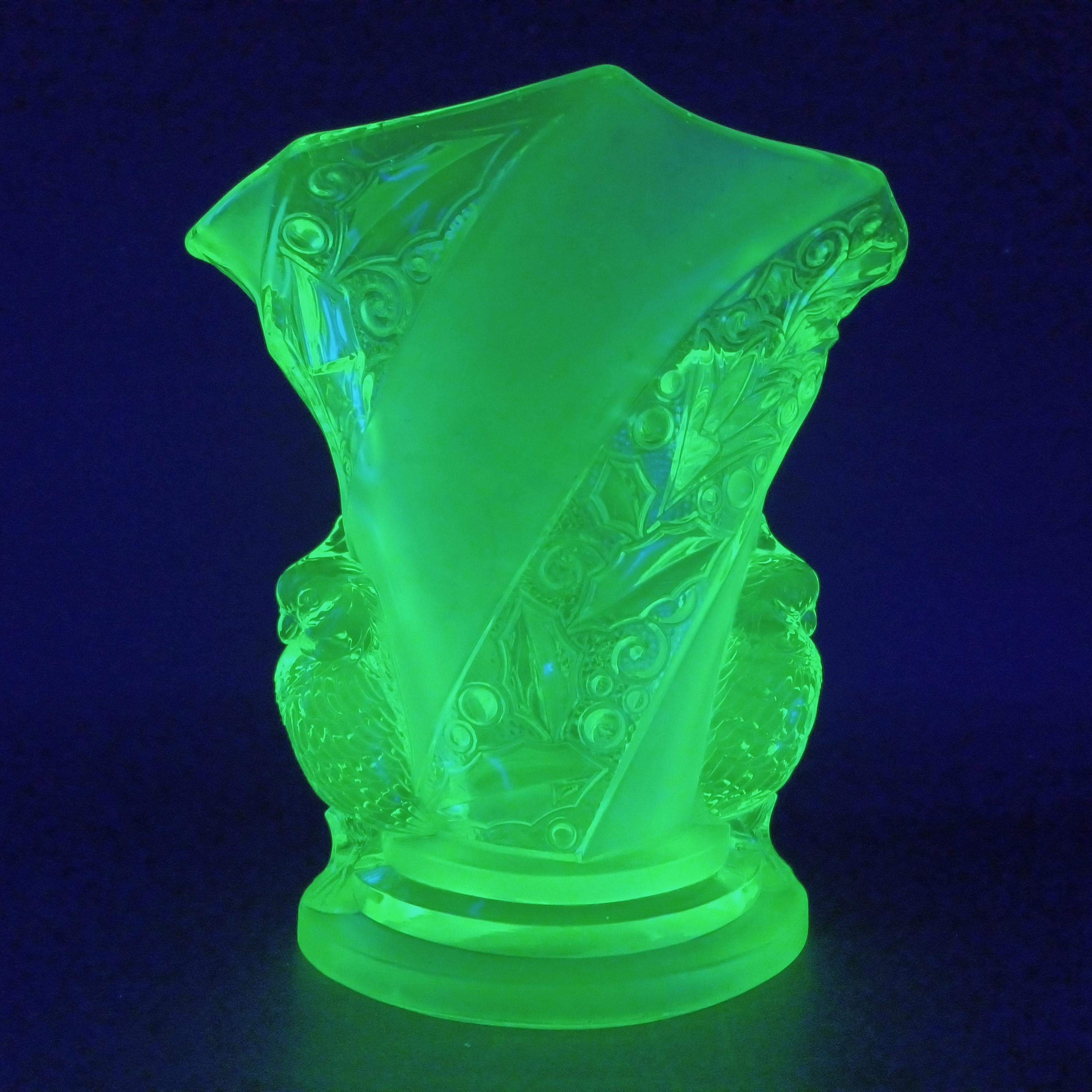 Art déco Vase Bird Art Déco Brockwitz « Parakeet » en verre vert uranium en vente