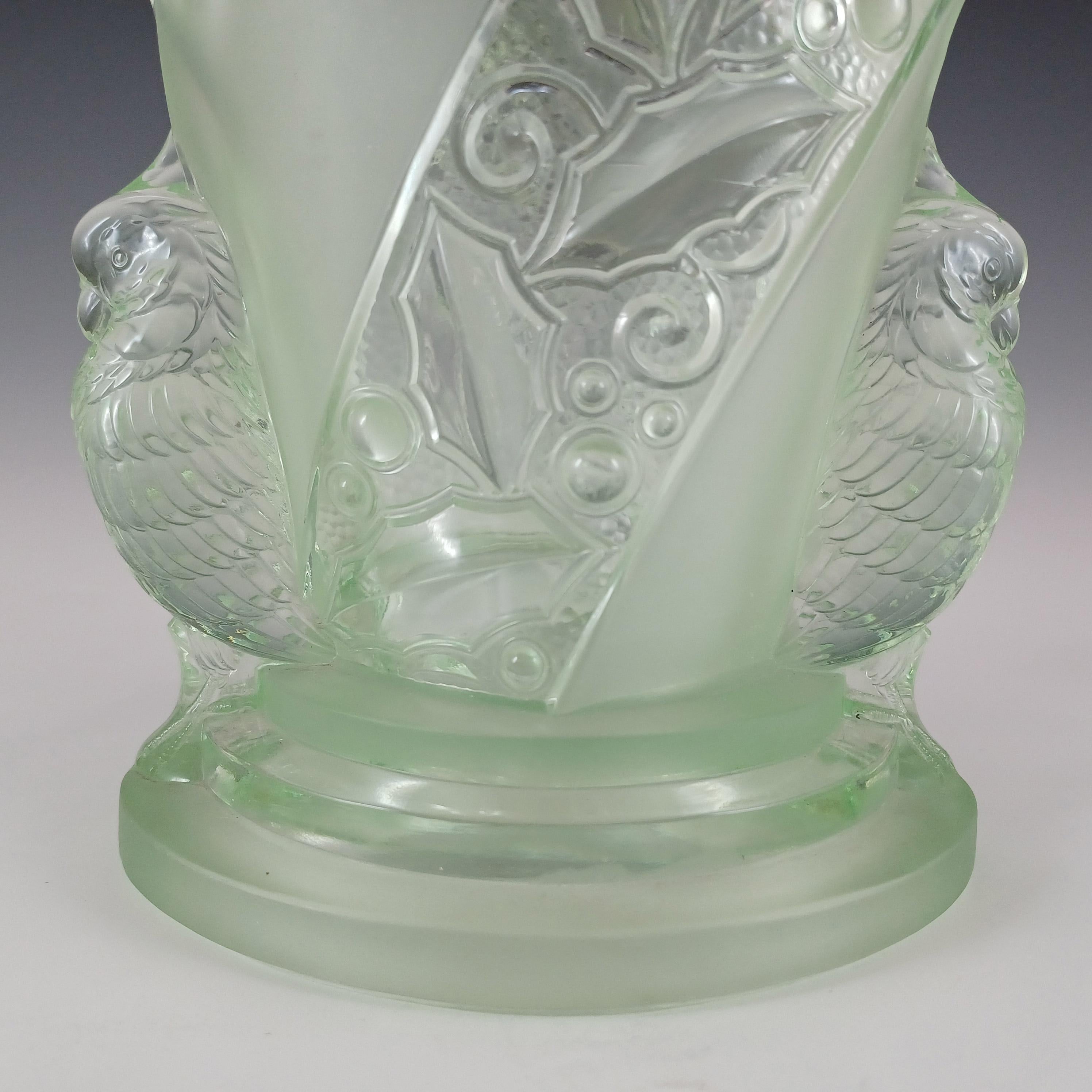 Allemand Vase Bird Art Déco Brockwitz « Parakeet » en verre vert uranium en vente
