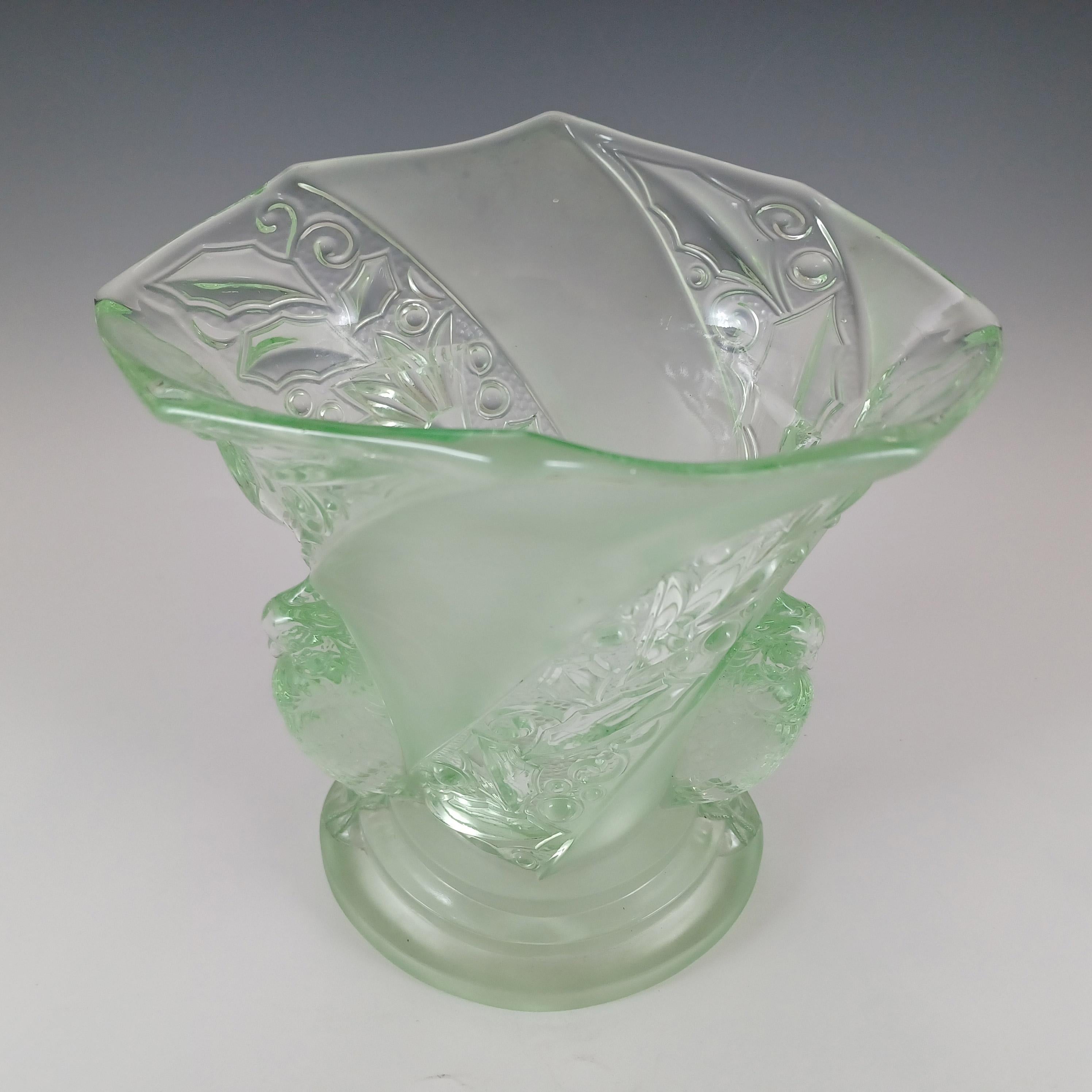 Pressé Vase Bird Art Déco Brockwitz « Parakeet » en verre vert uranium en vente