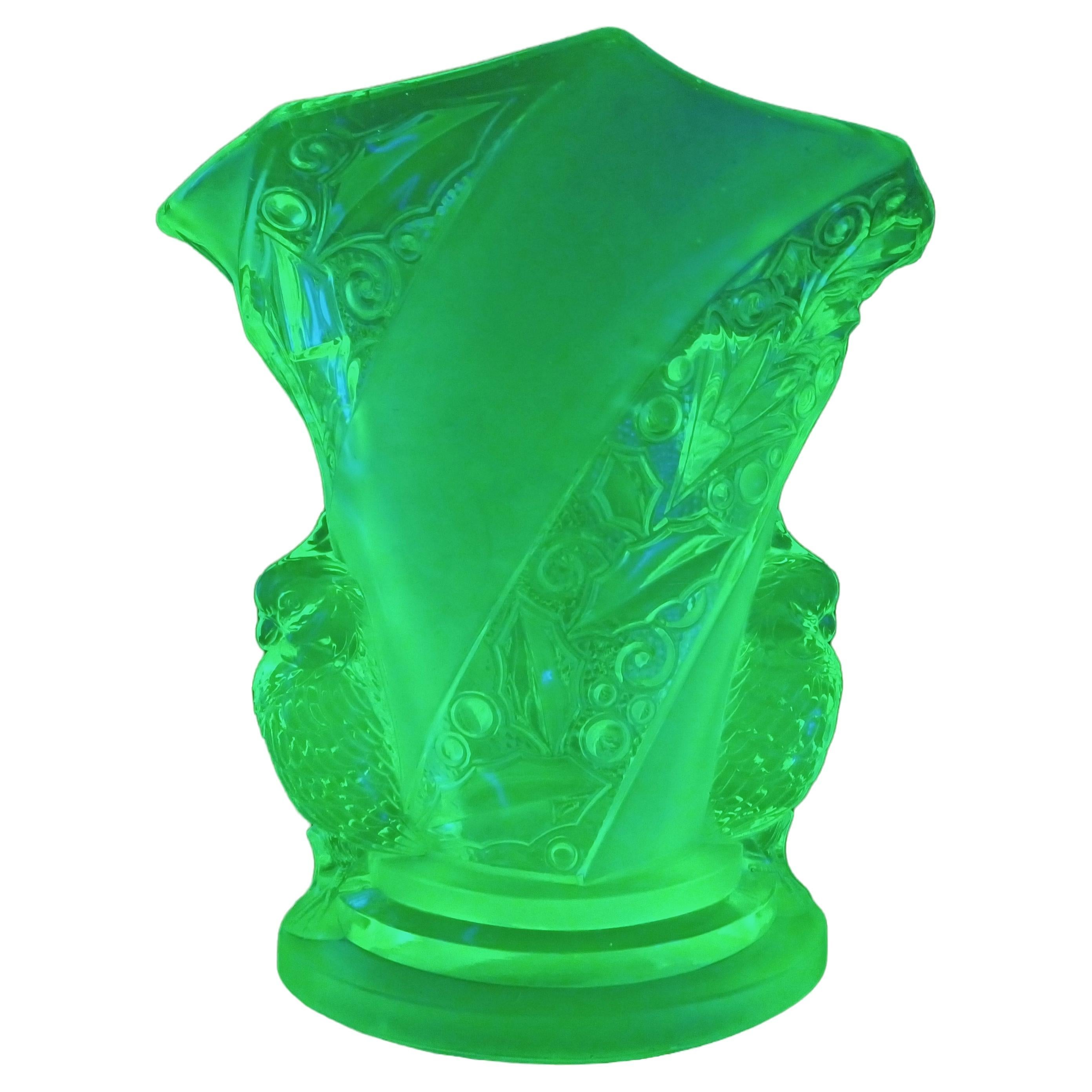 Vase Bird Art Déco Brockwitz « Parakeet » en verre vert uranium en vente