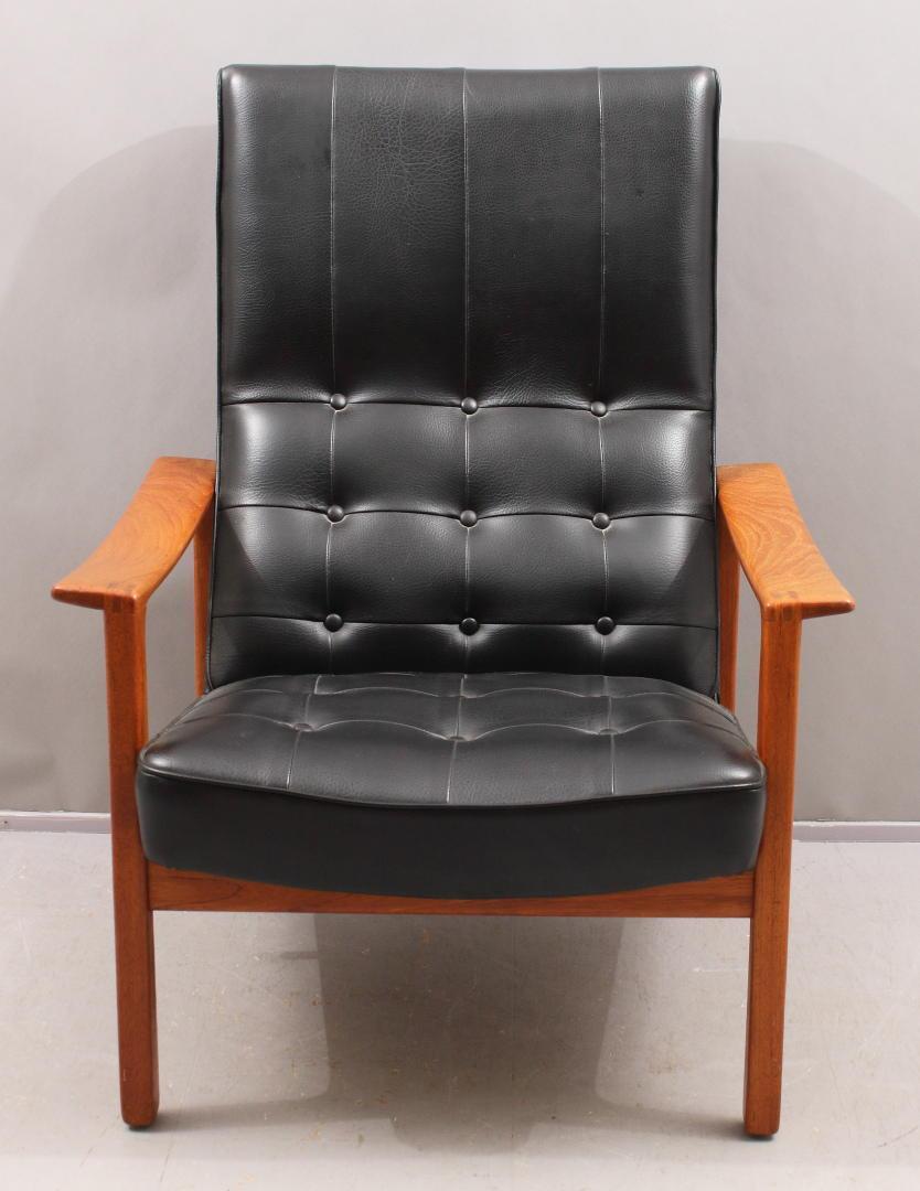 Sleek and stylish, this midcentury Bröderna Andersson chair is constructed of a handsome teak with distinctive black vinyl upholstery. Besides a cool classic look, it features a height-adjustable backrest that makes it super comfortable and