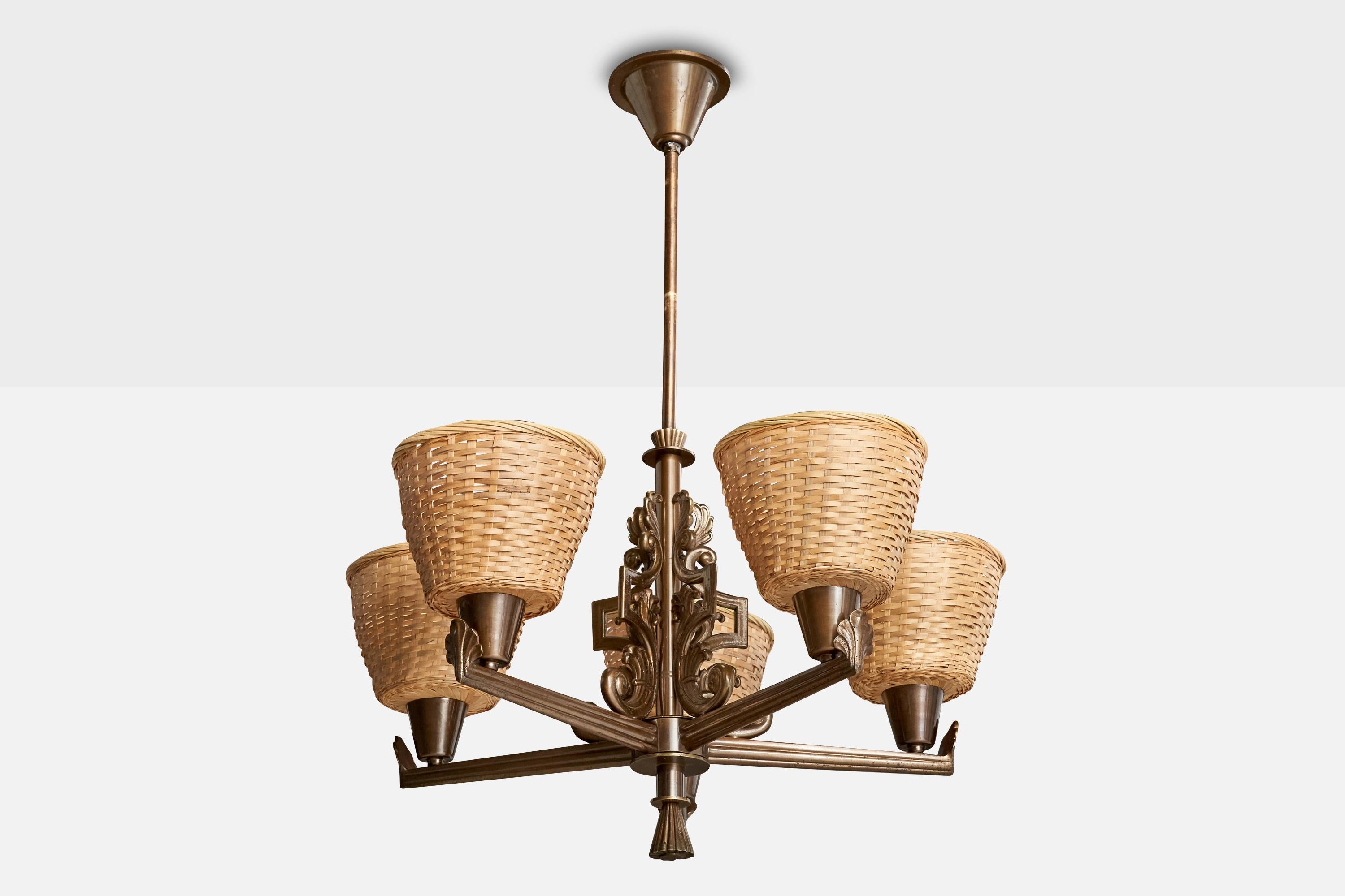 Ein Kronleuchter aus Messing und Rattan, entworfen und hergestellt von Bröderna Malmström Metallvarufabrik, Schweden, um 1940.

Rattan-Lampenschirme sortiert. 

Gesamtabmessungen (Zoll): 31,75