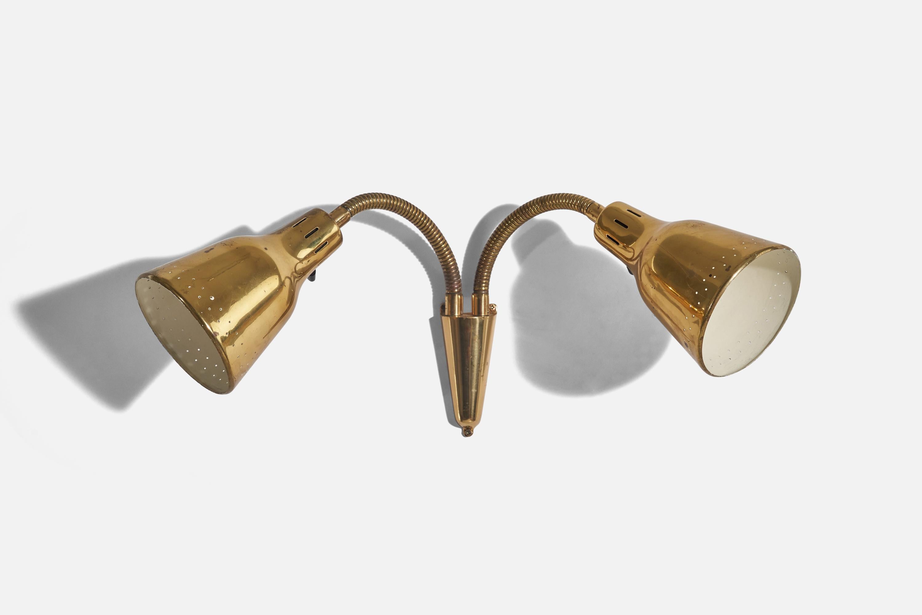 A brass sconce / wall light designed and production attributed to Bröderna Malmströms Metallvarufabrik, Malmö, Sweden, 1940s.

Variable dimensions, measured as illustrated in the first image.

Socket takes standard E-26 medium base