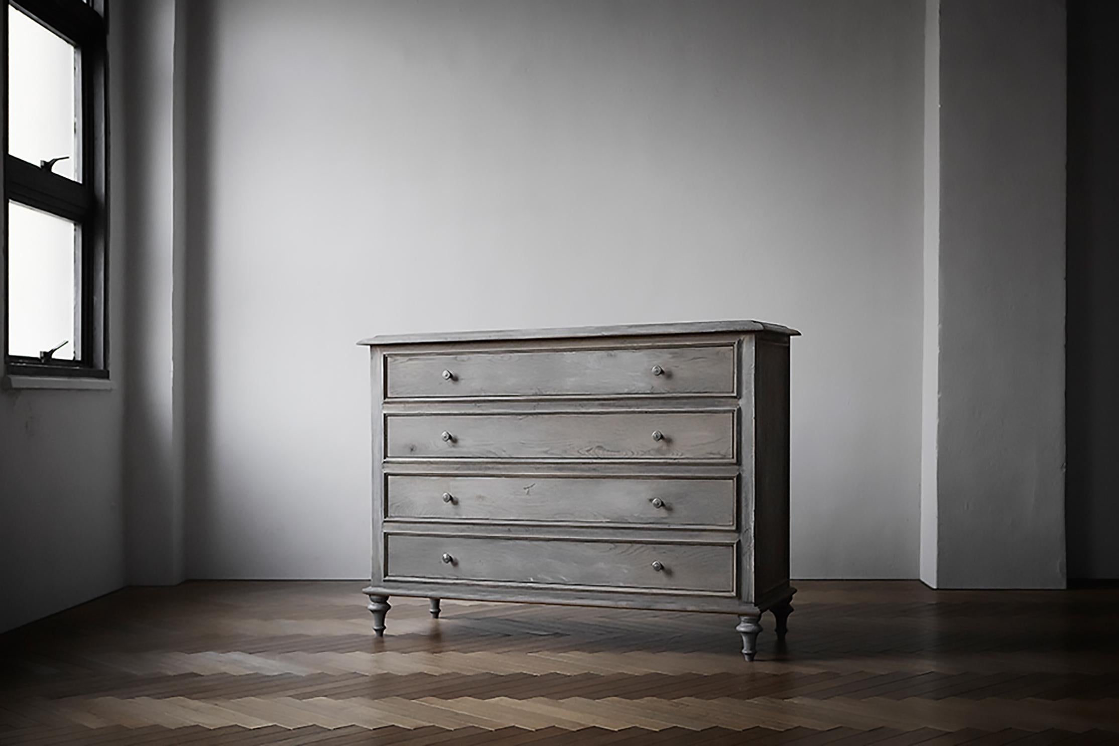 The chic colours and authentic design make this chest of drawers easy to use. At 1200mm wide, this chest of drawers offers plenty of storage space for everything from cluttered household items to out-of-season clothes. The frame of the drawers and
