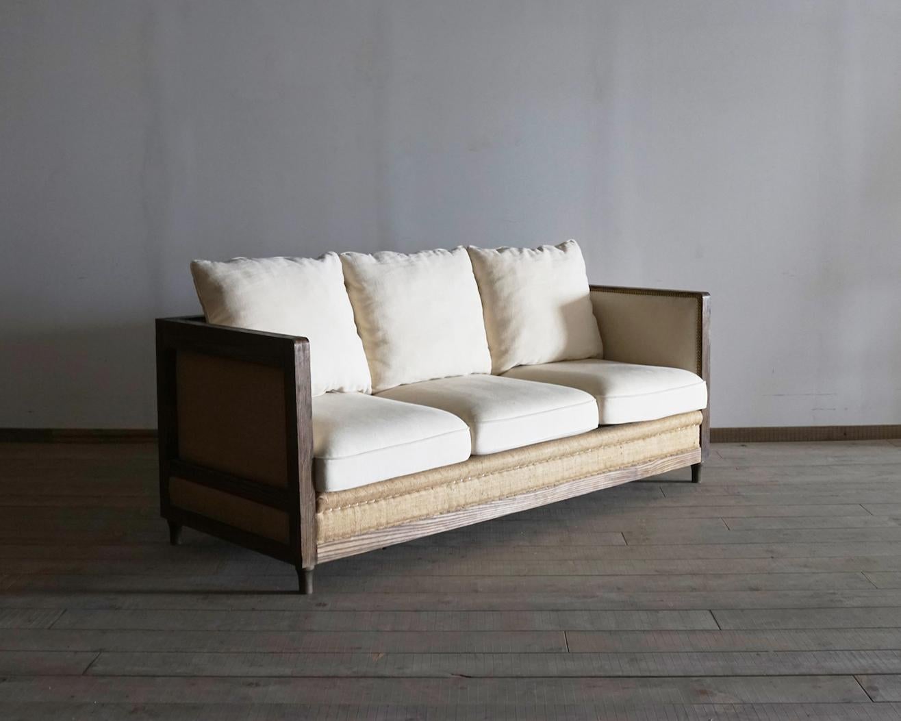 A large armrest, a wide seat and a solid, reliable shape. The Nude sofa attracts everyone who sits on it and everyone who sees it. It has the presence of an old hotel and a classical design that will add a touch of class to your living room. After a