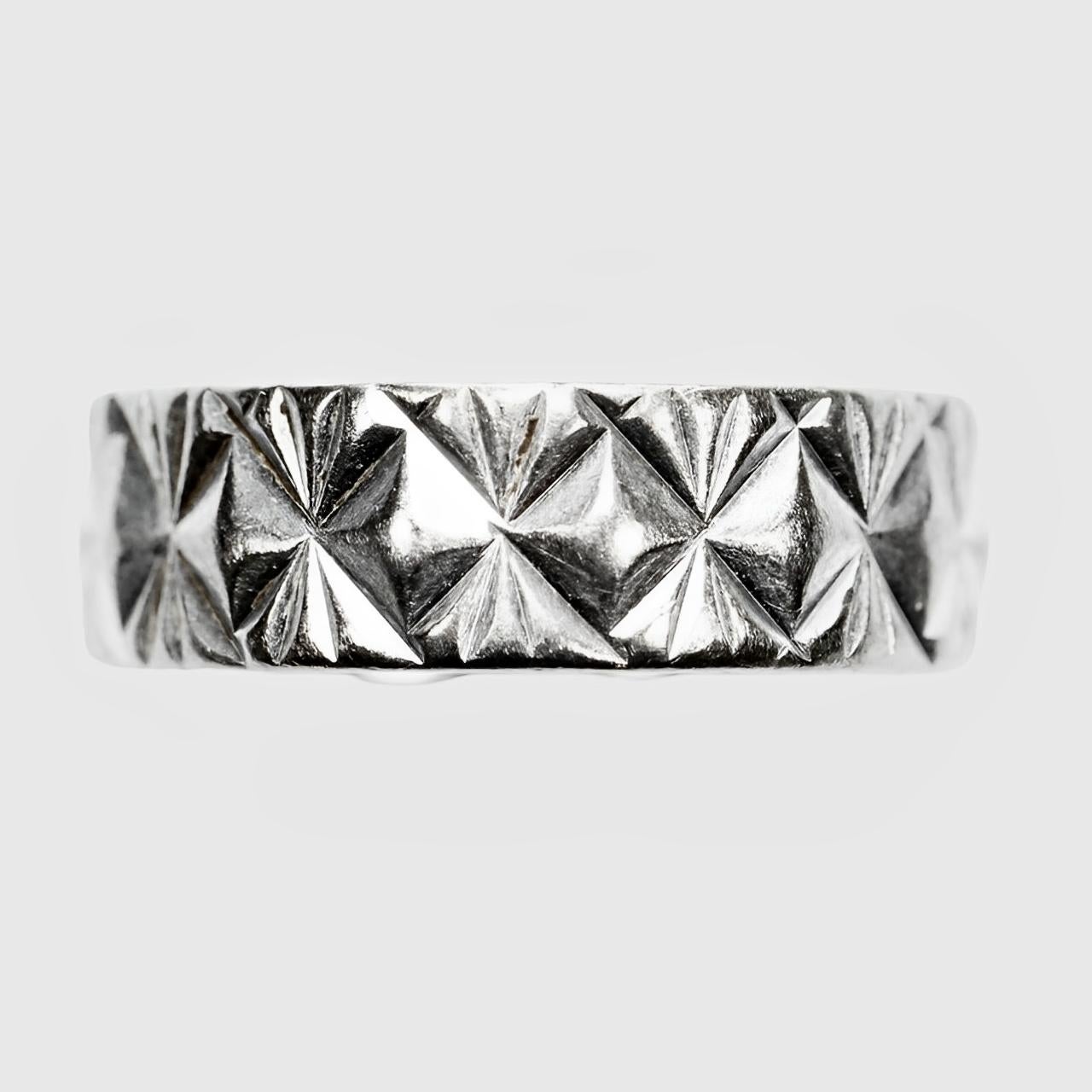 Wonderful 18K white gold band ring, featuring an abstract diamond design.

The ring is stamped with a crown, 18, a leopard's head, and the letter O. This means that the ring is 18K gold, was assayed in London, and is dated 1969. The makers mark is