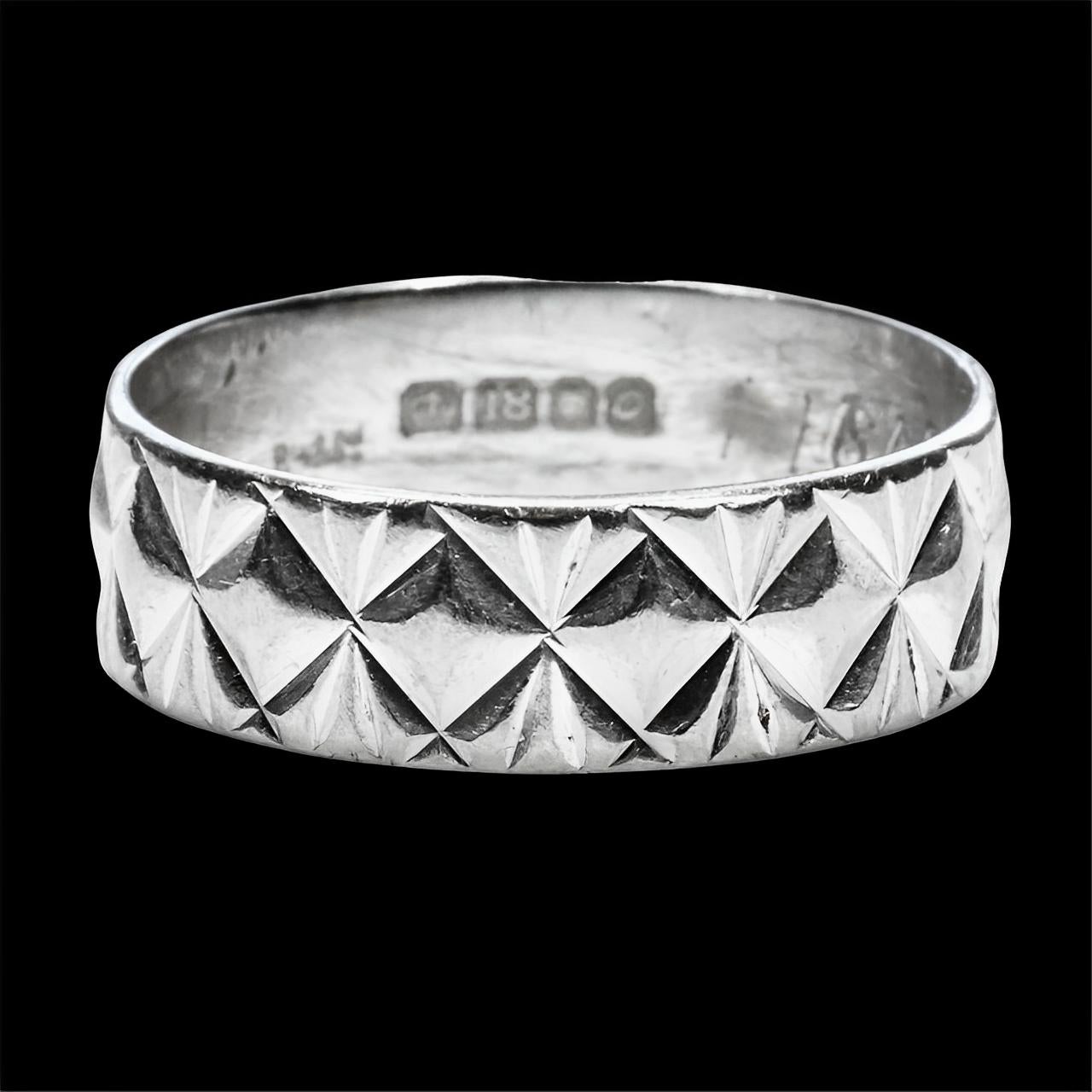 Brody Williams 18K White Gold Band Ring with a Diamond Design 1960s For Sale 4
