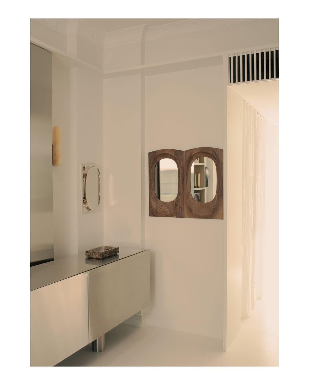 XXIe siècle et contemporain Miroir mural contemporain en noyer Brodzki 53 par Henry Wilson en vente