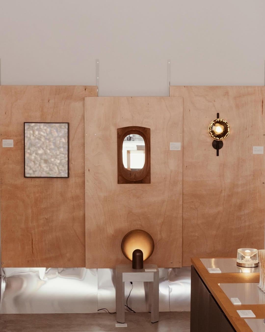 Verre Miroir mural contemporain en noyer Brodzki 53 par Henry Wilson en vente