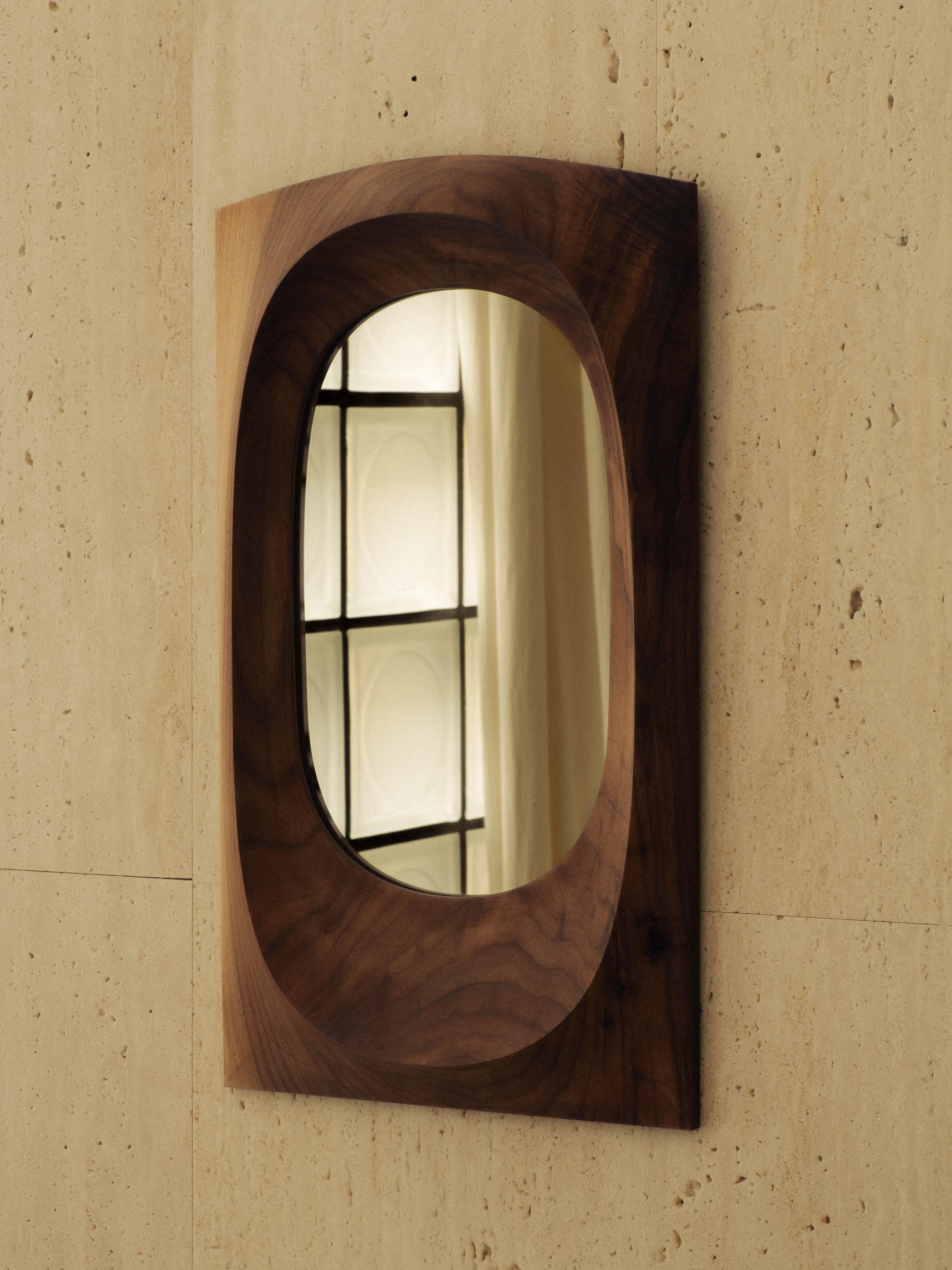 Miroir mural en noyer Brodzki 53 par Henry Wilson
Dimensions : L 4,2 x P 30,7 x H 53,5 cm : L 4,2 x P 30,7 x H 53,5 cm.
MATERIAL : Noyer et verre.

Disponible dans les finitions noyer et nickelé. Veuillez nous contacter.

Présentant un ovale