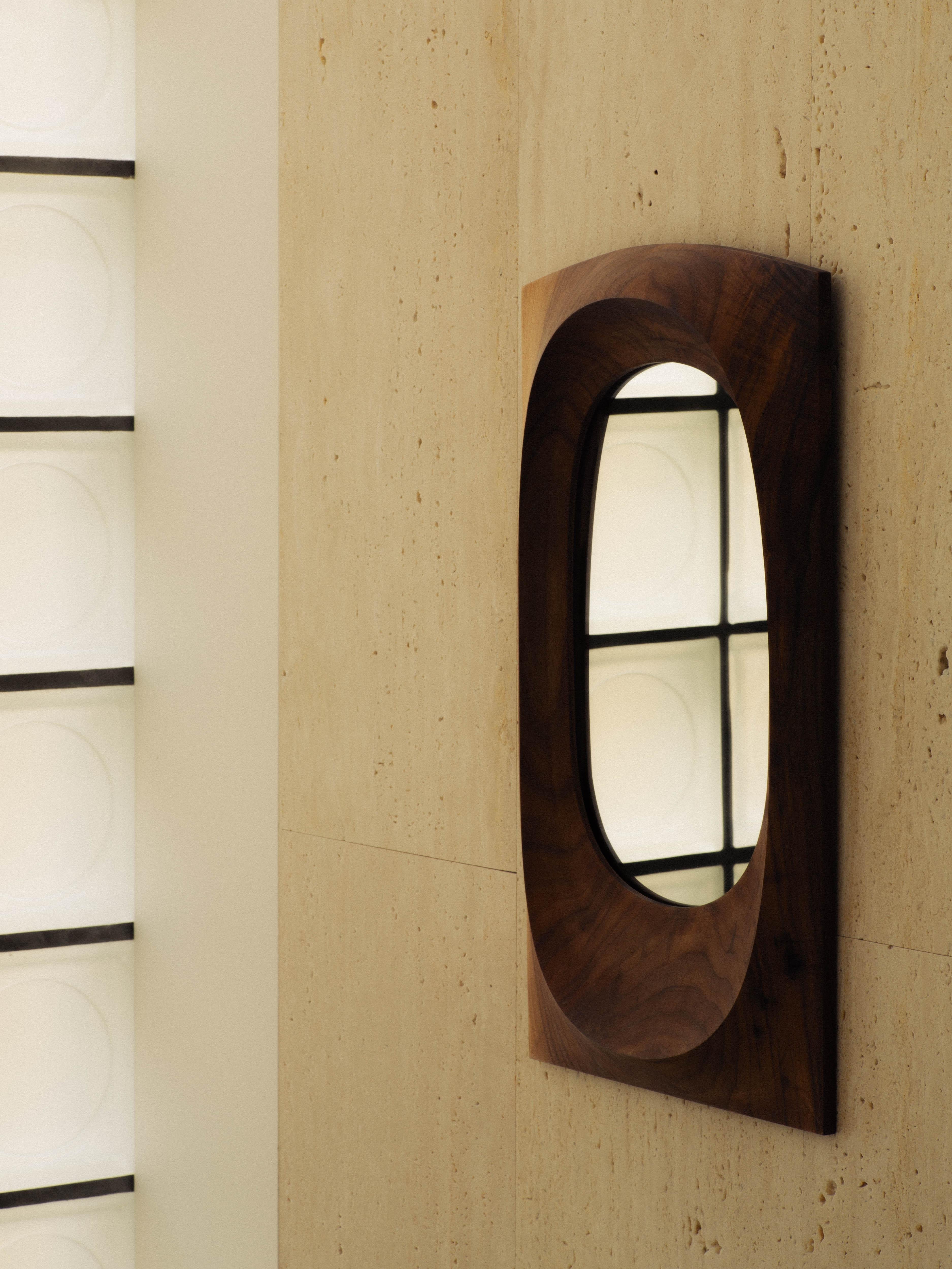 Moderne Miroir mural contemporain en noyer Brodzki 53 par Henry Wilson en vente