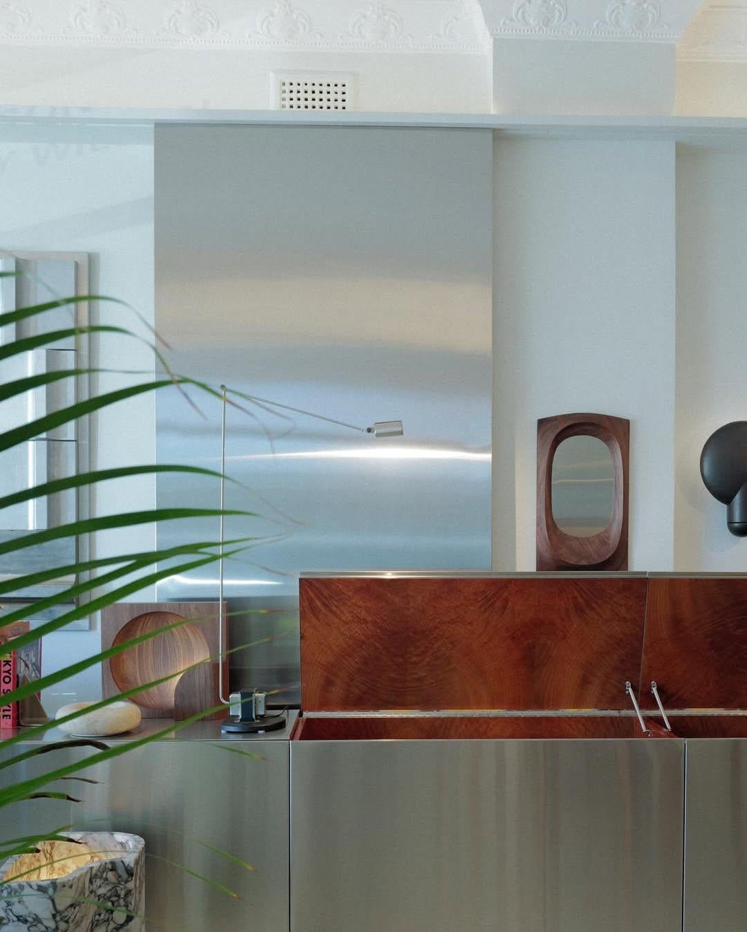 Autre Miroir mural contemporain en noyer Brodzki 53 par Henry Wilson en vente