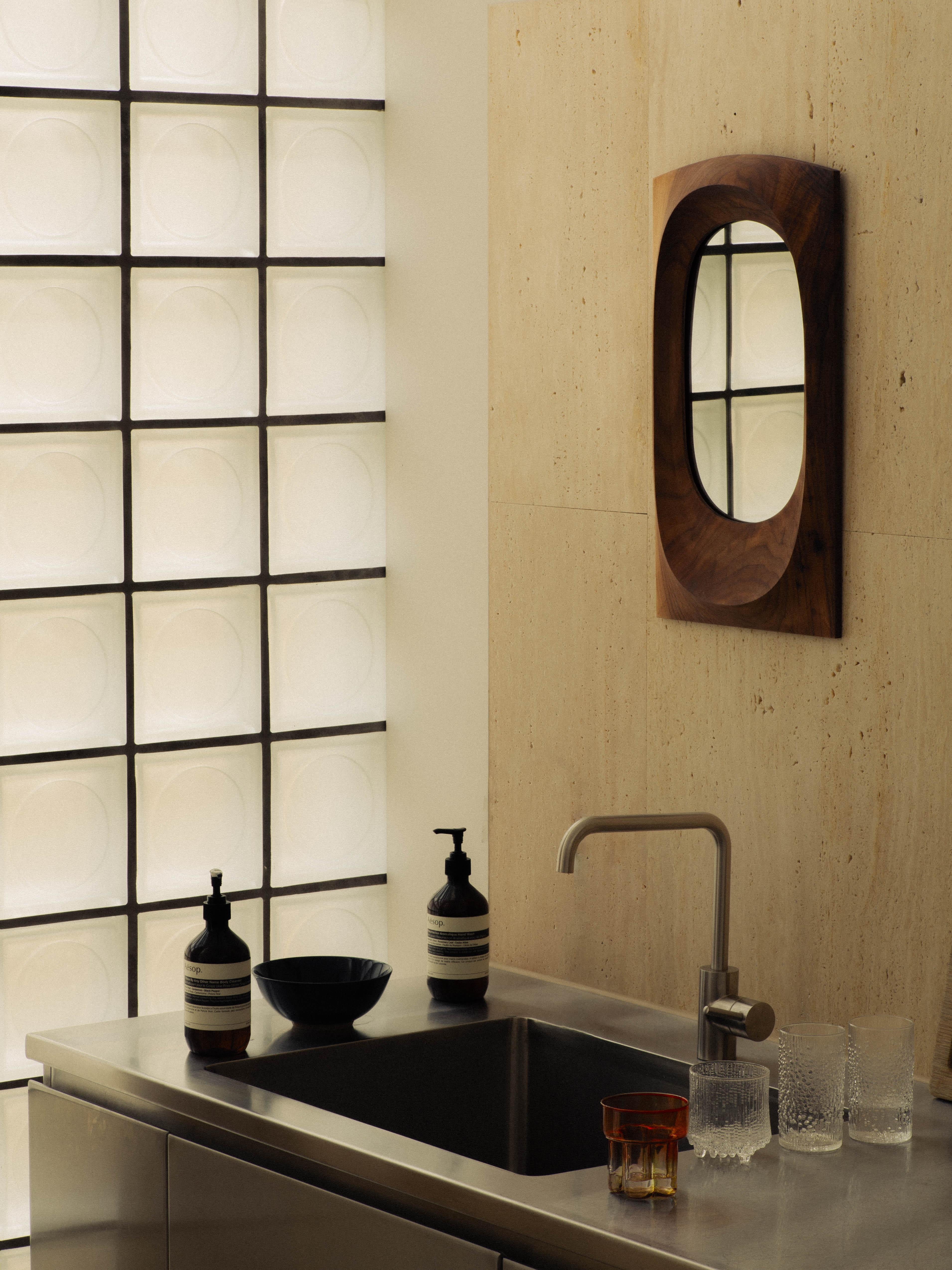 Moderne Miroir mural contemporain en noyer Brodzki 73 par Henry Wilson en vente