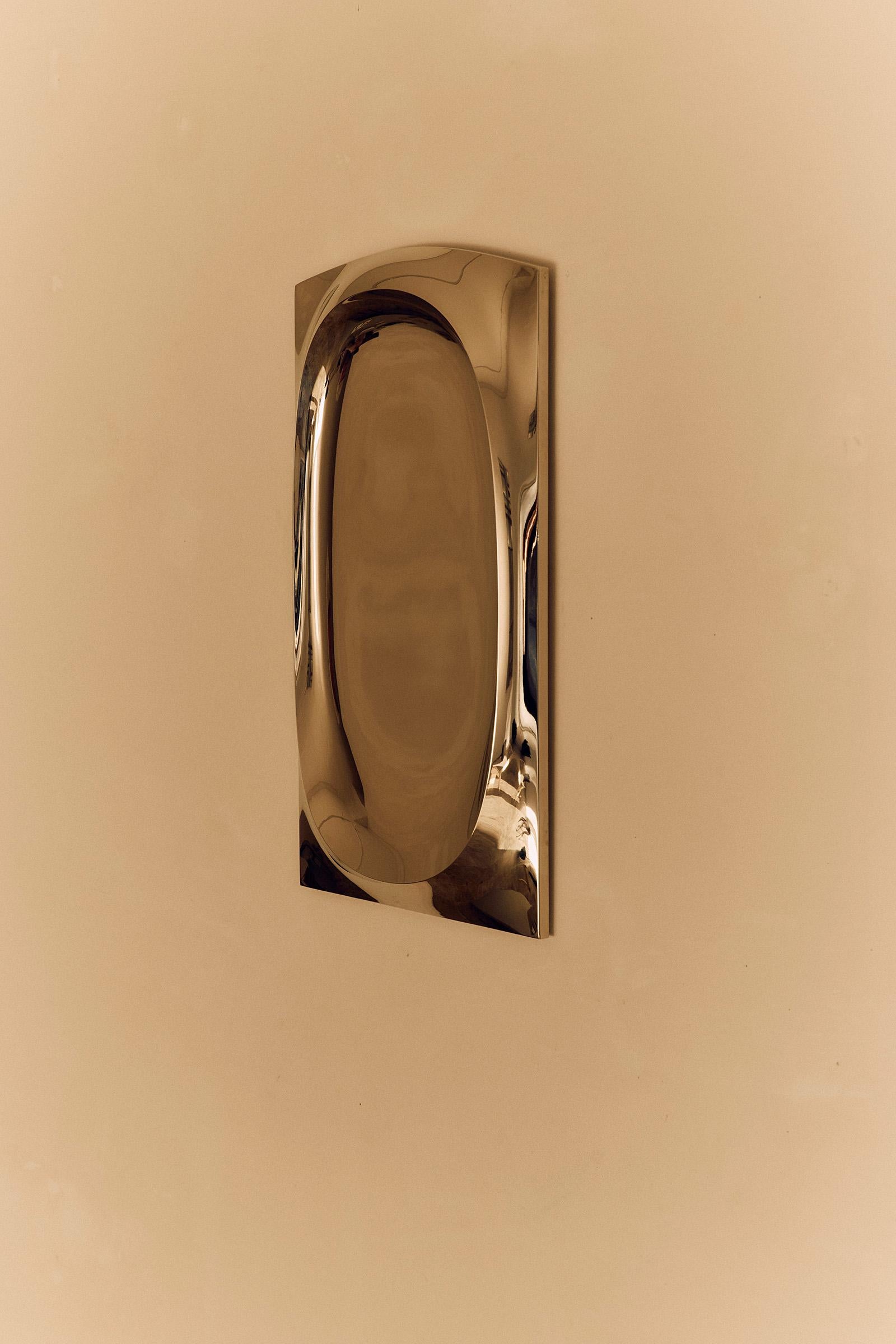 Brodzki Nickel-Wandspiegel von Henry Wilson
Limitierte Auflage
Signiert, nummeriert und datiert
Abmessungen: B 4,2 x T 30,7 x H 53,5 cm.
MATERIALIEN: Vernickeltes Metall und Glas.

Erhältlich in den Ausführungen Walnuss und vernickelt. Bitte