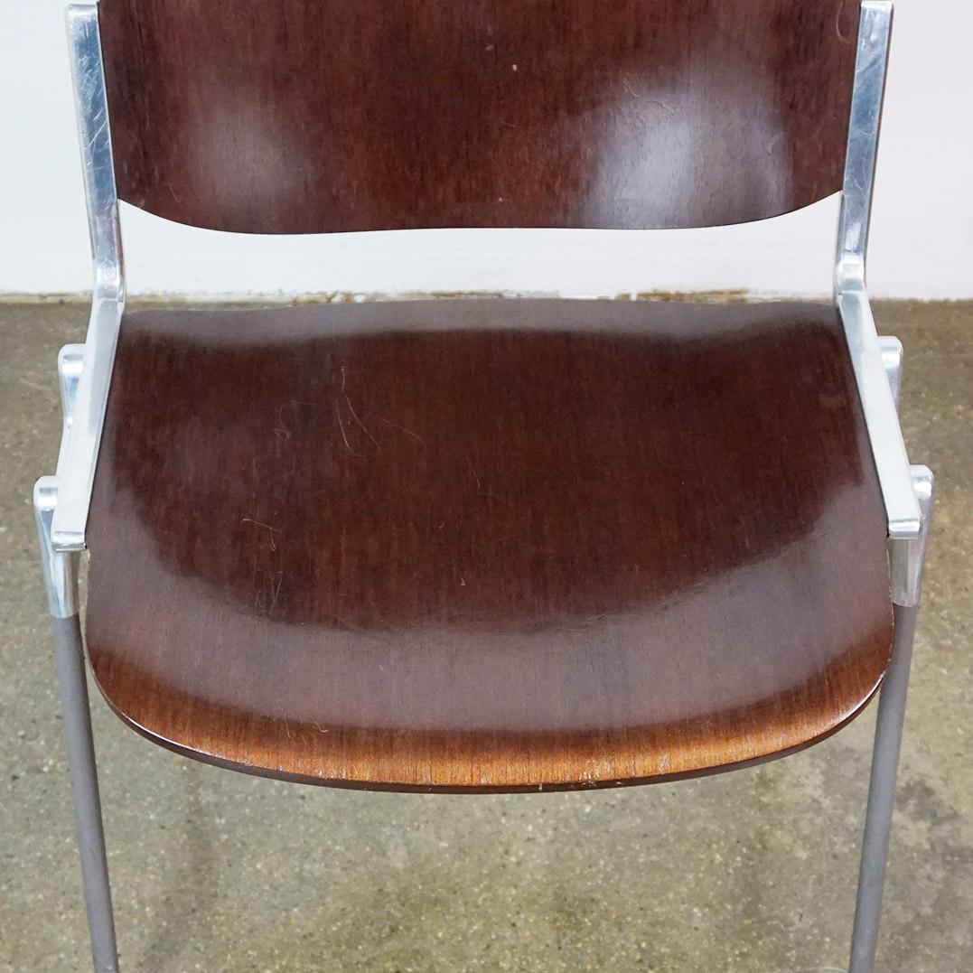 Mid-Century moderno Sedia impilabile Castelli Dsc 106 in legno marrone di Giancarlo Piretti, Italia