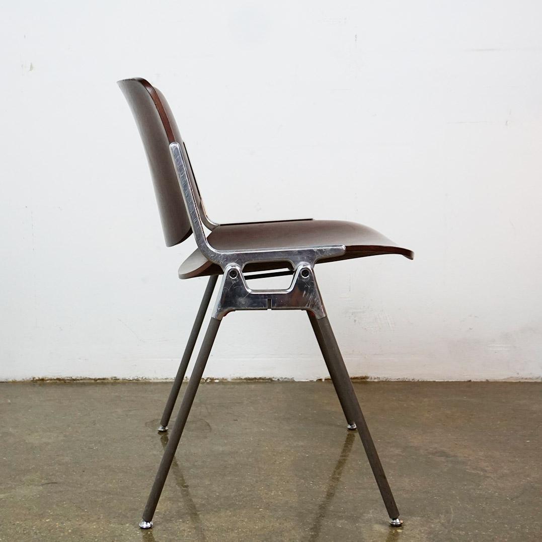 Alluminio Sedia impilabile Castelli Dsc 106 in legno marrone di Giancarlo Piretti, Italia