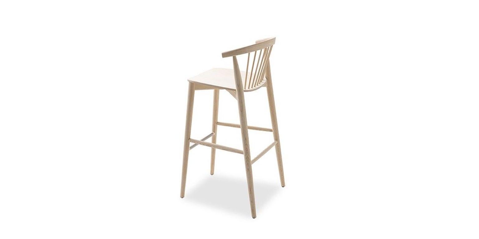 Le résultat d'une réinterprétation contemporaine du charme intemporel des chaises de style Windsor. Les chaises et tabourets Newood expriment l'harmonie réussie entre l'artisanat technologiquement avancé et l'excellence de la fabrication. Une