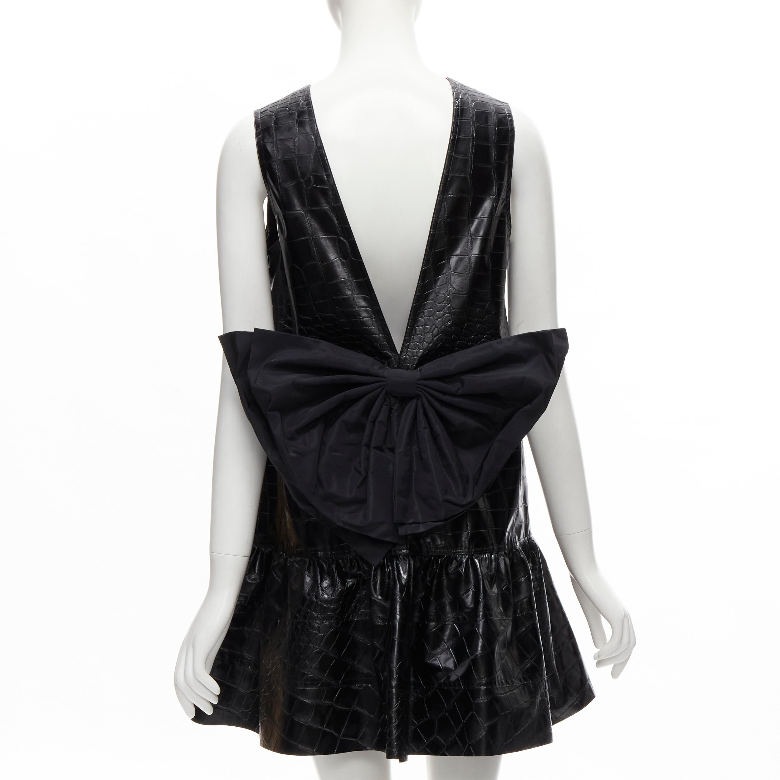 BROGNANO stamped croc faux leather bow back flared dress IT38 XS
Brand: Brognano
Material: Polyester
Color: Black
Pattern: Solid
Extra Detail: Mock croc stamped pattern on faux leather. Ruffle flared skirt. Plunging back with tafetta