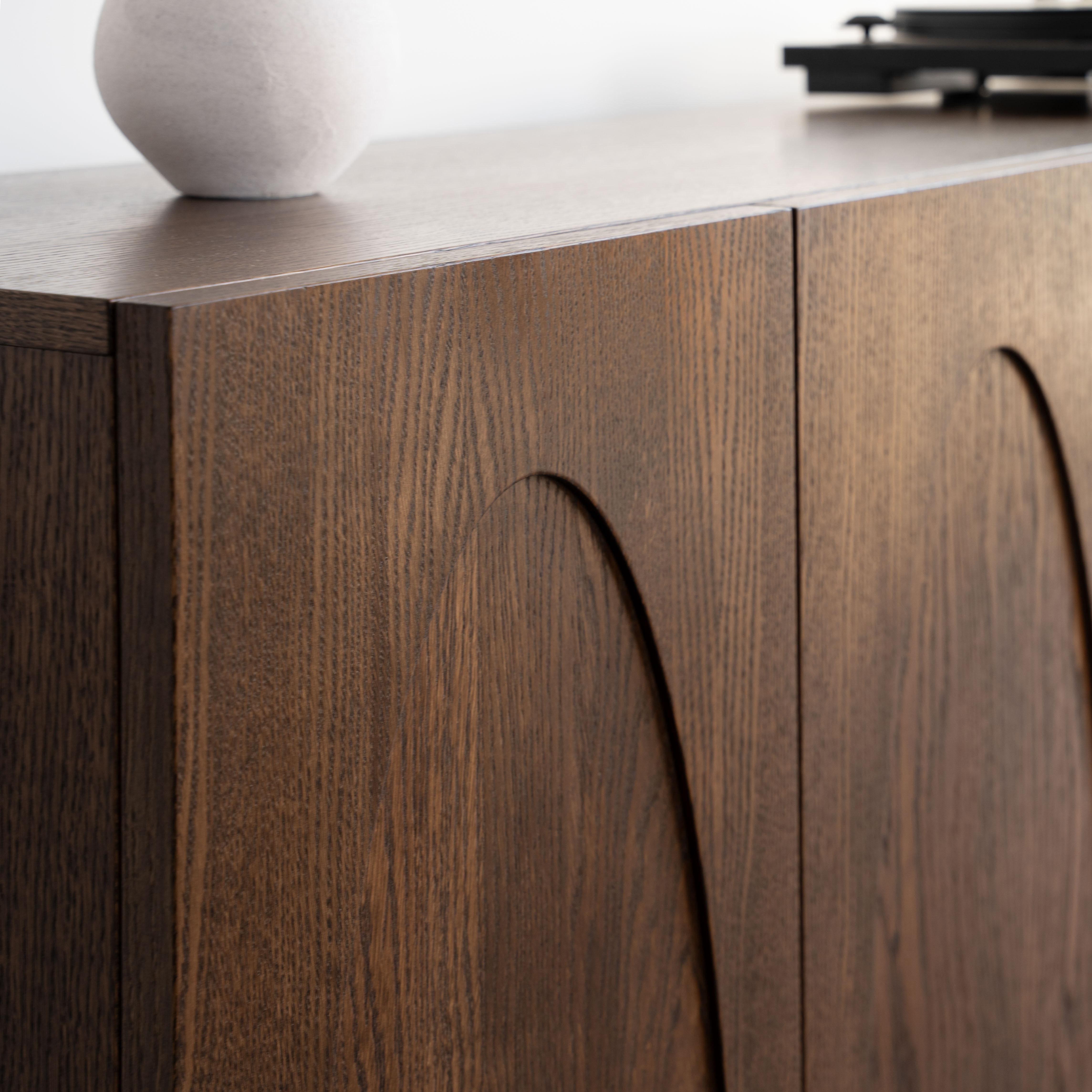 Armadietto Brok Extra Small di Pastform
Dimensioni: D. 42,5 x L. 120 x H. 46 cm
Materiali: Legno colorato e verniciato.

I mobili nella foto sono realizzati in Rum. Disponibile in diverse finiture di legno: Whiskey, Rum, BPA, Nobel, Brandy, Schwarz,